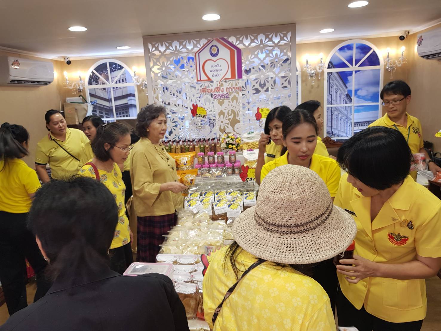 ๐๙๓ สมาคมภริยาฯ ร่วมออกร้านจำหน่ายสินค้าราคาถูกในงาน"เพื่อนพึ่ง (ภา) ๒๕๖๒" ระหว่างวันที่ ๕-๑๔ กรกฎาคม ๒๕๖๒ ที่ผ่านมา ในการนี้ คุณรมิดา อินทรเจริญ นายกสมาคมภริยาฯ และคณะกรรมการสมาคมฯ ผลัดเปลี่ยนมาเยี่ยมชม และช่วยจำหน่ายสินค้าฯ นอกจากนี้ยังได้เข้าร่วมกิจกรรมต่างๆ ของมูลนิธิเพื่อนพึ่ง(ภา) อาทิ กิจกรรมถวายพระพร ฯลฯ
