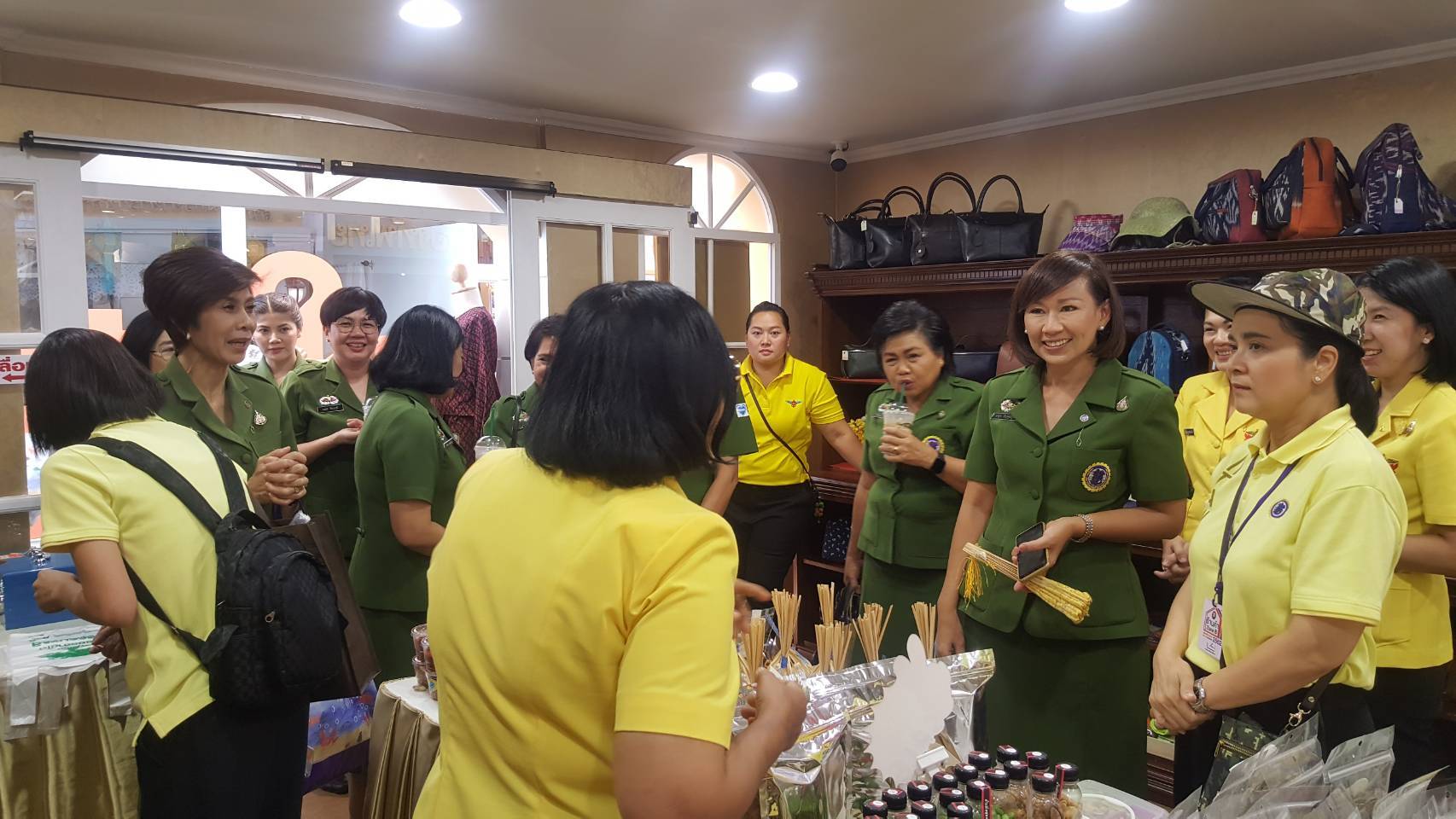 ๐๙๓ สมาคมภริยาฯ ร่วมออกร้านจำหน่ายสินค้าราคาถูกในงาน"เพื่อนพึ่ง (ภา) ๒๕๖๒" ระหว่างวันที่ ๕-๑๔ กรกฎาคม ๒๕๖๒ ที่ผ่านมา ในการนี้ คุณรมิดา อินทรเจริญ นายกสมาคมภริยาฯ และคณะกรรมการสมาคมฯ ผลัดเปลี่ยนมาเยี่ยมชม และช่วยจำหน่ายสินค้าฯ นอกจากนี้ยังได้เข้าร่วมกิจกรรมต่างๆ ของมูลนิธิเพื่อนพึ่ง(ภา) อาทิ กิจกรรมถวายพระพร ฯลฯ