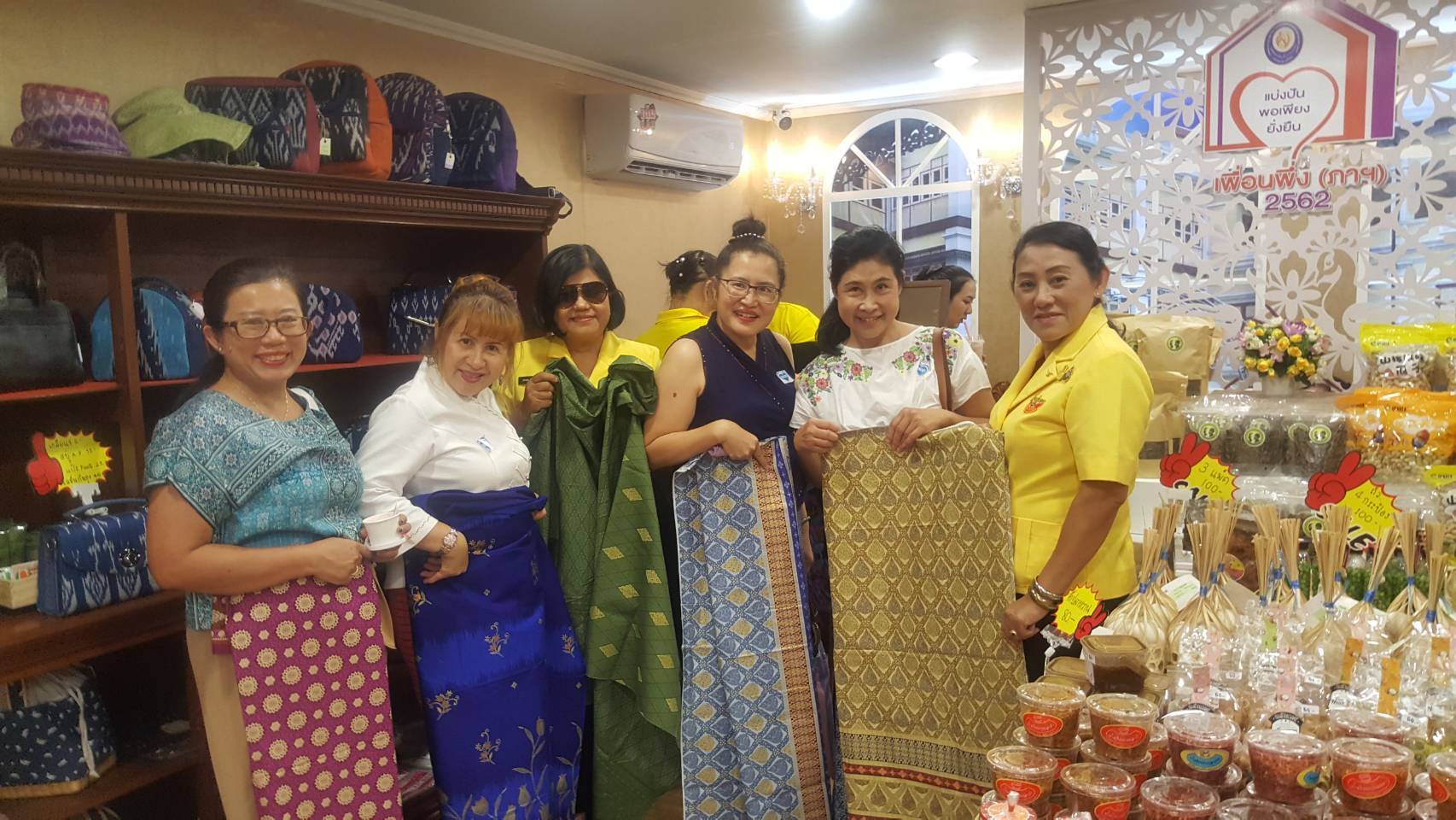 ๐๙๓ สมาคมภริยาฯ ร่วมออกร้านจำหน่ายสินค้าราคาถูกในงาน"เพื่อนพึ่ง (ภา) ๒๕๖๒" ระหว่างวันที่ ๕-๑๔ กรกฎาคม ๒๕๖๒ ที่ผ่านมา ในการนี้ คุณรมิดา อินทรเจริญ นายกสมาคมภริยาฯ และคณะกรรมการสมาคมฯ ผลัดเปลี่ยนมาเยี่ยมชม และช่วยจำหน่ายสินค้าฯ นอกจากนี้ยังได้เข้าร่วมกิจกรรมต่างๆ ของมูลนิธิเพื่อนพึ่ง(ภา) อาทิ กิจกรรมถวายพระพร ฯลฯ