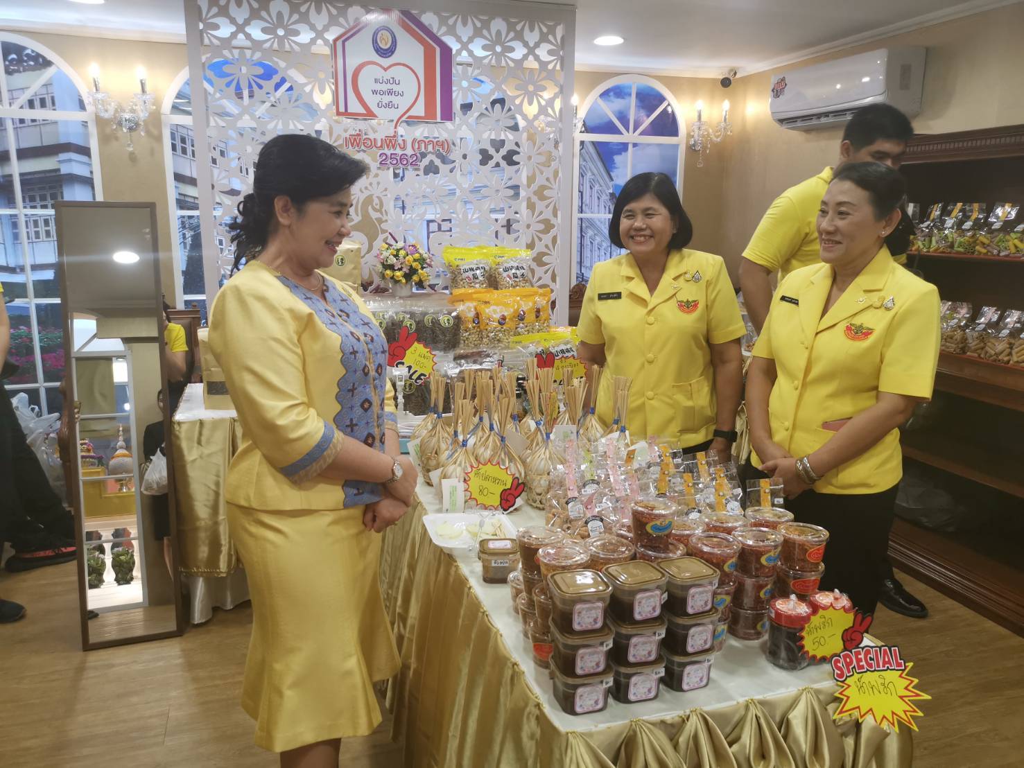 ๐๙๓ สมาคมภริยาฯ ร่วมออกร้านจำหน่ายสินค้าราคาถูกในงาน"เพื่อนพึ่ง (ภา) ๒๕๖๒" ระหว่างวันที่ ๕-๑๔ กรกฎาคม ๒๕๖๒ ที่ผ่านมา ในการนี้ คุณรมิดา อินทรเจริญ นายกสมาคมภริยาฯ และคณะกรรมการสมาคมฯ ผลัดเปลี่ยนมาเยี่ยมชม และช่วยจำหน่ายสินค้าฯ นอกจากนี้ยังได้เข้าร่วมกิจกรรมต่างๆ ของมูลนิธิเพื่อนพึ่ง(ภา) อาทิ กิจกรรมถวายพระพร ฯลฯ