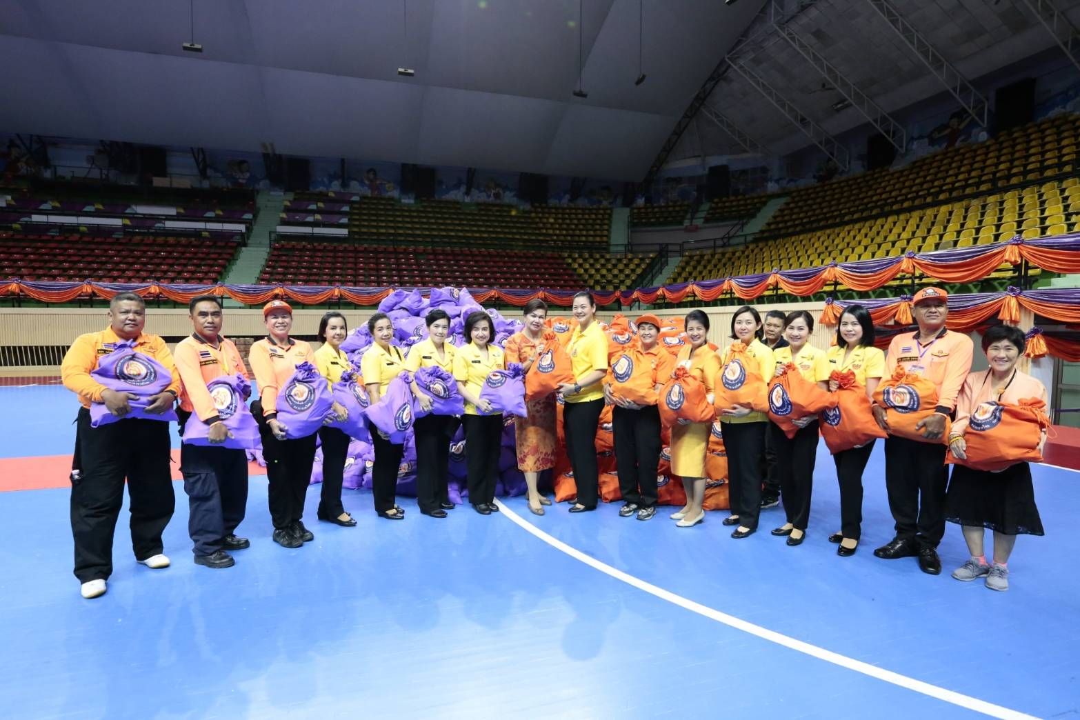 ๐๙๓ สมาคมภริยาฯ ร่วมออกร้านจำหน่ายสินค้าราคาถูกในงาน"เพื่อนพึ่ง (ภา) ๒๕๖๒" ระหว่างวันที่ ๕-๑๔ กรกฎาคม ๒๕๖๒ ที่ผ่านมา ในการนี้ คุณรมิดา อินทรเจริญ นายกสมาคมภริยาฯ และคณะกรรมการสมาคมฯ ผลัดเปลี่ยนมาเยี่ยมชม และช่วยจำหน่ายสินค้าฯ นอกจากนี้ยังได้เข้าร่วมกิจกรรมต่างๆ ของมูลนิธิเพื่อนพึ่ง(ภา) อาทิ กิจกรรมถวายพระพร ฯลฯ