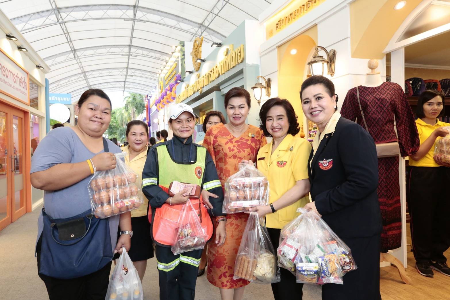 ๐๙๓ สมาคมภริยาฯ ร่วมออกร้านจำหน่ายสินค้าราคาถูกในงาน"เพื่อนพึ่ง (ภา) ๒๕๖๒" ระหว่างวันที่ ๕-๑๔ กรกฎาคม ๒๕๖๒ ที่ผ่านมา ในการนี้ คุณรมิดา อินทรเจริญ นายกสมาคมภริยาฯ และคณะกรรมการสมาคมฯ ผลัดเปลี่ยนมาเยี่ยมชม และช่วยจำหน่ายสินค้าฯ นอกจากนี้ยังได้เข้าร่วมกิจกรรมต่างๆ ของมูลนิธิเพื่อนพึ่ง(ภา) อาทิ กิจกรรมถวายพระพร ฯลฯ