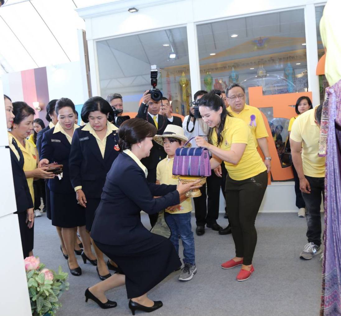 ๐๙๓ สมาคมภริยาฯ ร่วมออกร้านจำหน่ายสินค้าราคาถูกในงาน"เพื่อนพึ่ง (ภา) ๒๕๖๒" ระหว่างวันที่ ๕-๑๔ กรกฎาคม ๒๕๖๒ ที่ผ่านมา ในการนี้ คุณรมิดา อินทรเจริญ นายกสมาคมภริยาฯ และคณะกรรมการสมาคมฯ ผลัดเปลี่ยนมาเยี่ยมชม และช่วยจำหน่ายสินค้าฯ นอกจากนี้ยังได้เข้าร่วมกิจกรรมต่างๆ ของมูลนิธิเพื่อนพึ่ง(ภา) อาทิ กิจกรรมถวายพระพร ฯลฯ