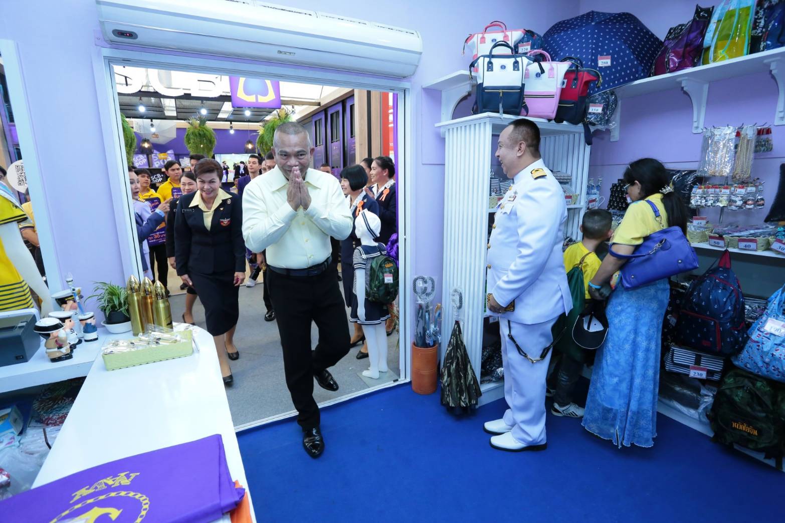 ๐๙๓ สมาคมภริยาฯ ร่วมออกร้านจำหน่ายสินค้าราคาถูกในงาน"เพื่อนพึ่ง (ภา) ๒๕๖๒" ระหว่างวันที่ ๕-๑๔ กรกฎาคม ๒๕๖๒ ที่ผ่านมา ในการนี้ คุณรมิดา อินทรเจริญ นายกสมาคมภริยาฯ และคณะกรรมการสมาคมฯ ผลัดเปลี่ยนมาเยี่ยมชม และช่วยจำหน่ายสินค้าฯ นอกจากนี้ยังได้เข้าร่วมกิจกรรมต่างๆ ของมูลนิธิเพื่อนพึ่ง(ภา) อาทิ กิจกรรมถวายพระพร ฯลฯ