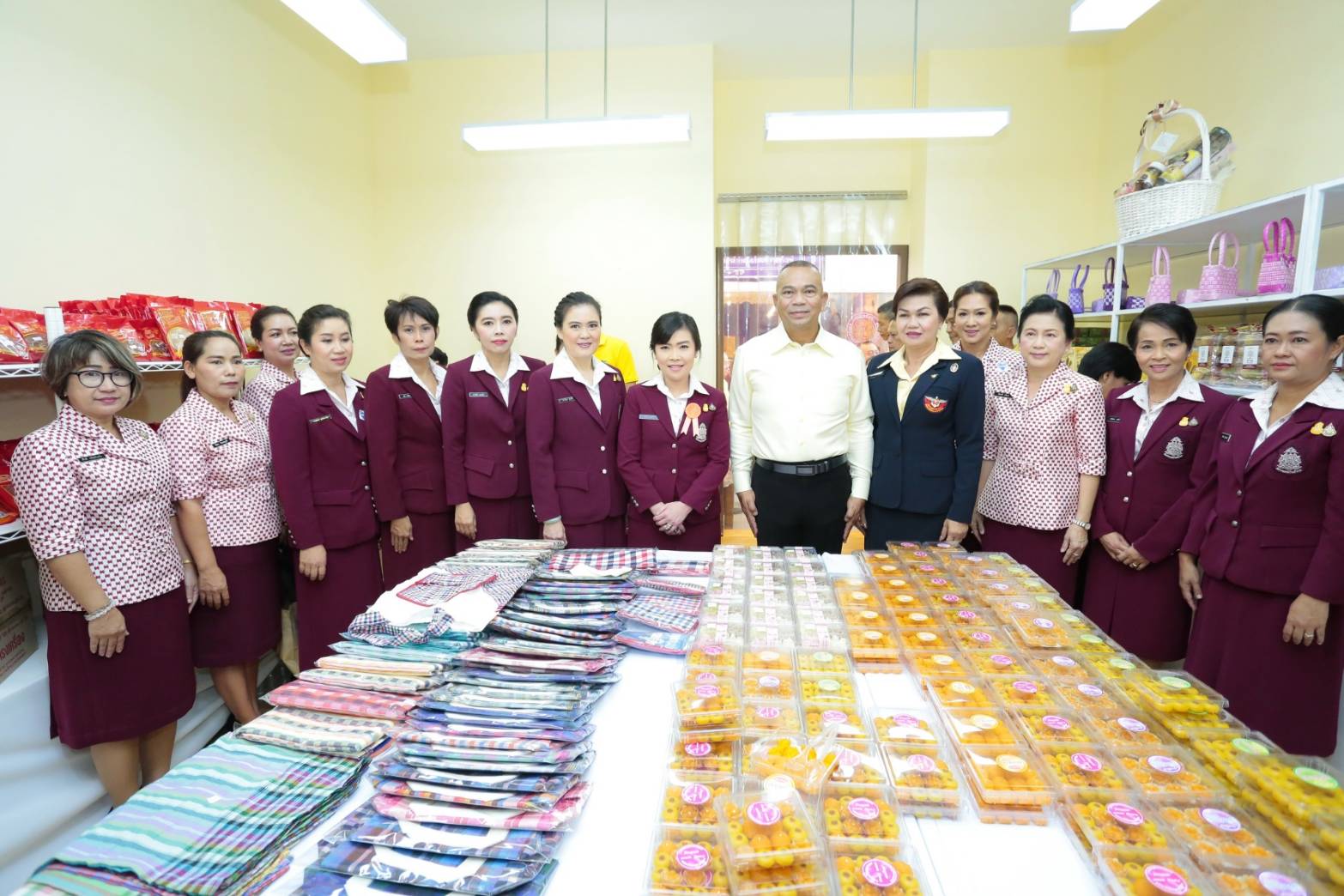 ๐๙๓ สมาคมภริยาฯ ร่วมออกร้านจำหน่ายสินค้าราคาถูกในงาน"เพื่อนพึ่ง (ภา) ๒๕๖๒" ระหว่างวันที่ ๕-๑๔ กรกฎาคม ๒๕๖๒ ที่ผ่านมา ในการนี้ คุณรมิดา อินทรเจริญ นายกสมาคมภริยาฯ และคณะกรรมการสมาคมฯ ผลัดเปลี่ยนมาเยี่ยมชม และช่วยจำหน่ายสินค้าฯ นอกจากนี้ยังได้เข้าร่วมกิจกรรมต่างๆ ของมูลนิธิเพื่อนพึ่ง(ภา) อาทิ กิจกรรมถวายพระพร ฯลฯ