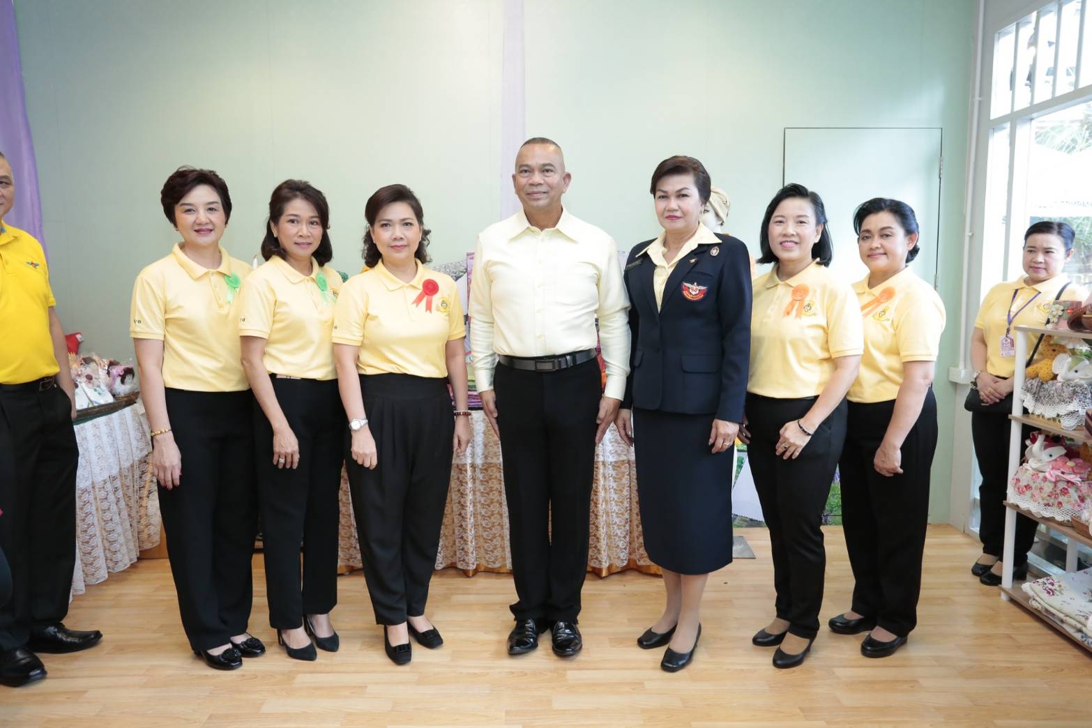 ๐๙๓ สมาคมภริยาฯ ร่วมออกร้านจำหน่ายสินค้าราคาถูกในงาน"เพื่อนพึ่ง (ภา) ๒๕๖๒" ระหว่างวันที่ ๕-๑๔ กรกฎาคม ๒๕๖๒ ที่ผ่านมา ในการนี้ คุณรมิดา อินทรเจริญ นายกสมาคมภริยาฯ และคณะกรรมการสมาคมฯ ผลัดเปลี่ยนมาเยี่ยมชม และช่วยจำหน่ายสินค้าฯ นอกจากนี้ยังได้เข้าร่วมกิจกรรมต่างๆ ของมูลนิธิเพื่อนพึ่ง(ภา) อาทิ กิจกรรมถวายพระพร ฯลฯ