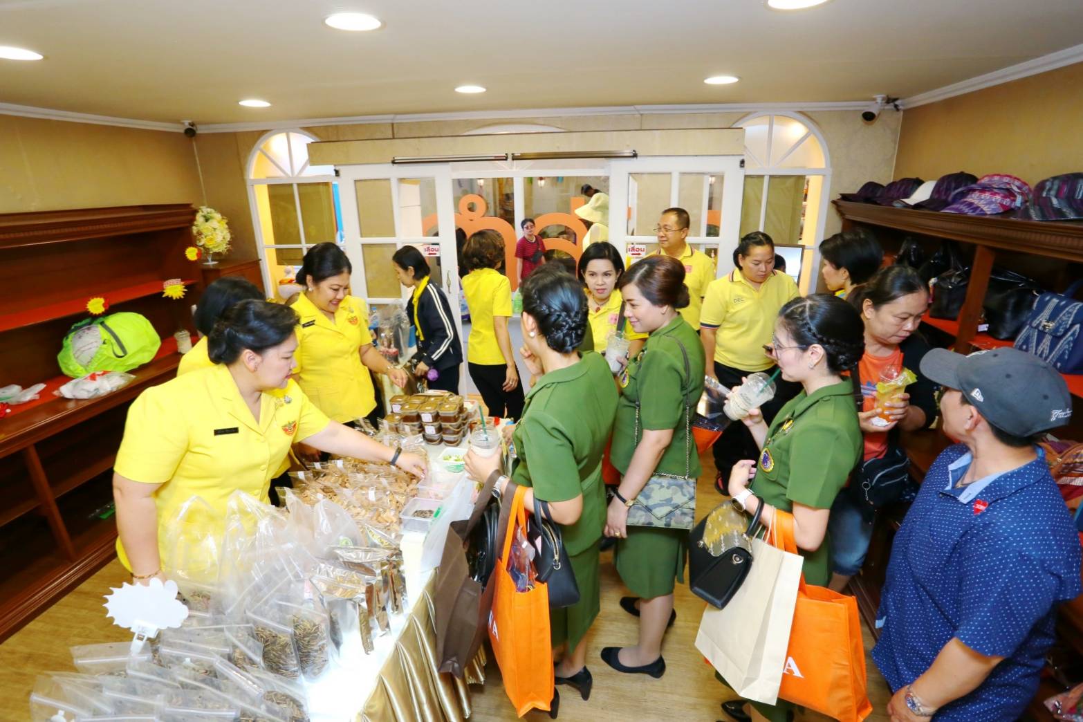 ๐๙๓ สมาคมภริยาฯ ร่วมออกร้านจำหน่ายสินค้าราคาถูกในงาน"เพื่อนพึ่ง (ภา) ๒๕๖๒" ระหว่างวันที่ ๕-๑๔ กรกฎาคม ๒๕๖๒ ที่ผ่านมา ในการนี้ คุณรมิดา อินทรเจริญ นายกสมาคมภริยาฯ และคณะกรรมการสมาคมฯ ผลัดเปลี่ยนมาเยี่ยมชม และช่วยจำหน่ายสินค้าฯ นอกจากนี้ยังได้เข้าร่วมกิจกรรมต่างๆ ของมูลนิธิเพื่อนพึ่ง(ภา) อาทิ กิจกรรมถวายพระพร ฯลฯ