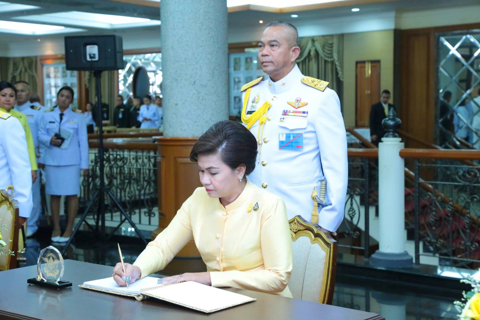 ๐๙๙ เมื่อวันที่ ๒๗ กรกฎาคม ๒๕๖๒ นายกสมาคมภริยาฯ พร้อมด้วยคณะกรรมการ ฯ ร่วมกิจกรรมเฉลิมพระเกียรติ พิธีเจริญพระพุทธมนต์ถวายพระพรชัยมงคล พิธีทำบุญตักบาตรพระสงฆ์และสามเณร ถวายพระราชกุศล และพิธีลงนามถวายพระพรชัยมงคล เนื่องใน วันเฉลิมพระชนมพรรษา พระบาทสมเด็จพระวชิรเกล้าเจ้าอยู่หัว ๖๗ พรรษา ๒๘ กรกฎาคม ในวันเสาร์ที่ ๒๗ กรกฎาคม ๒๕๖๒ ณ ห้องพินิตประชานาถ ในศาลาว่าการกลาโหม