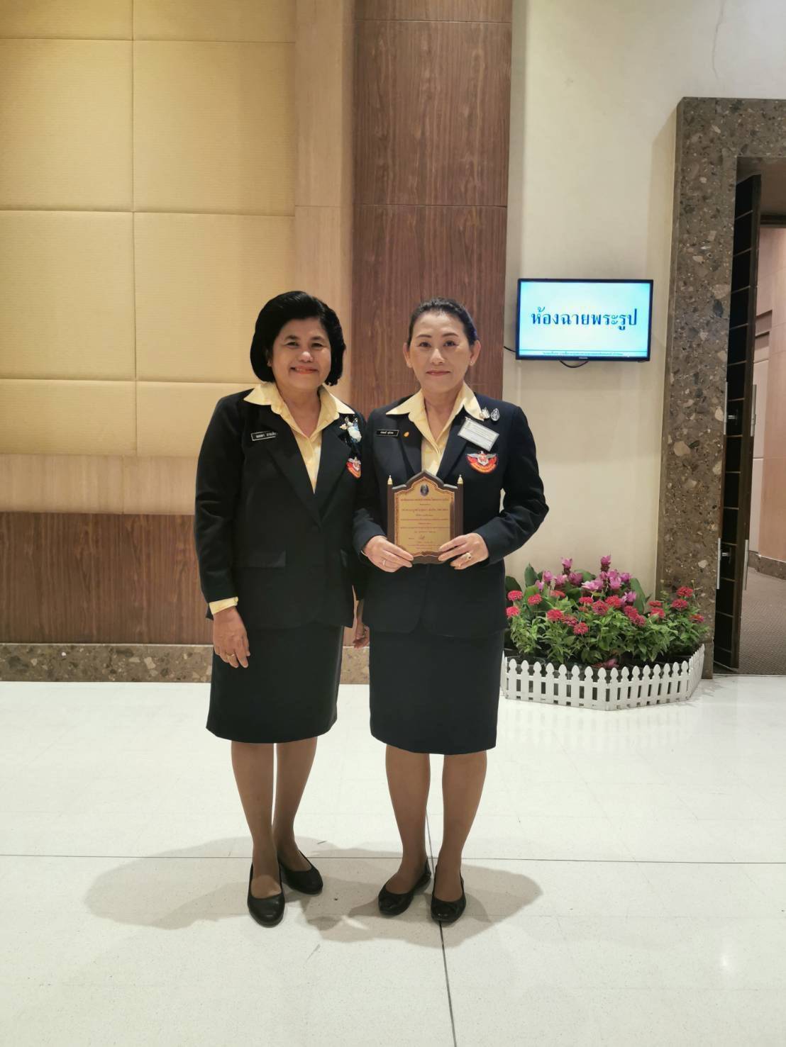 ๑๑๑ เมื่อวันที่ ๑๒ สิงหาคม ๒๕๖๒ คุณลออตา สายเพ็ชร และคุณอรอนงค์ นุชเกษม เป็นผู้แทนนายกสมาคมภริยาฯ ร่วมรับเสด็จสมเด็จพระเจ้าลูกเธอ เจ้าฟ้าพัชรกิติยาภา นเรนทิราเทพยวดี กรมหลวงราชสาริณีสิริพัชร มหาวัชรราชธิดา เสด็จแทนพระองค์ ทรงเปิดงานวันแม่แห่งชาติ ประจำปี ๒๕๖๒ ณ ห้องประชุมวายุภักษ์ชั้น ๔ โรงแรมเซ็นทราศูนย์ราชการและคอนเวนชั่นเซ็นเตอร์ แจ้งวัฒนะ