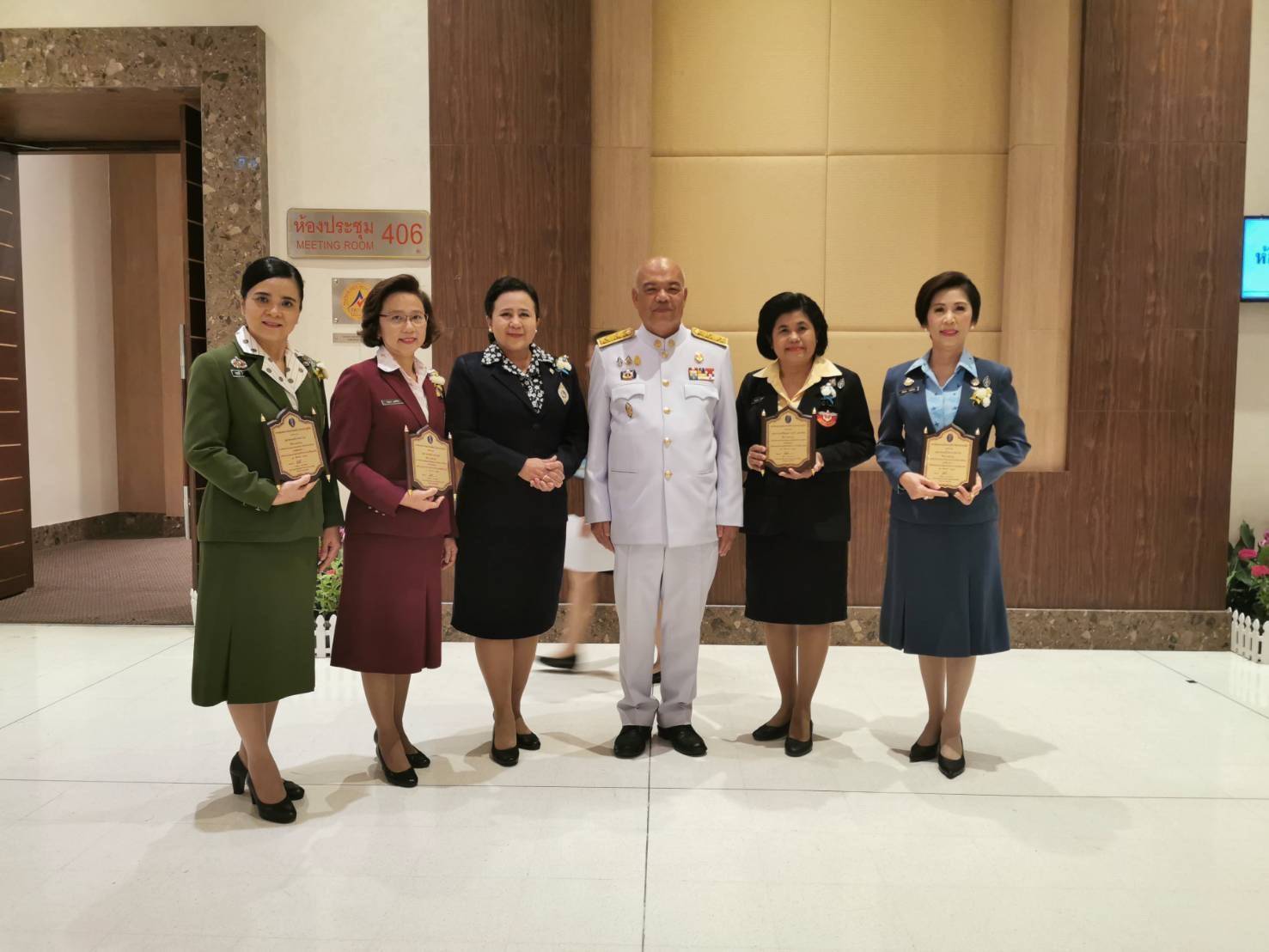 ๑๑๑ เมื่อวันที่ ๑๒ สิงหาคม ๒๕๖๒ คุณลออตา สายเพ็ชร และคุณอรอนงค์ นุชเกษม เป็นผู้แทนนายกสมาคมภริยาฯ ร่วมรับเสด็จสมเด็จพระเจ้าลูกเธอ เจ้าฟ้าพัชรกิติยาภา นเรนทิราเทพยวดี กรมหลวงราชสาริณีสิริพัชร มหาวัชรราชธิดา เสด็จแทนพระองค์ ทรงเปิดงานวันแม่แห่งชาติ ประจำปี ๒๕๖๒ ณ ห้องประชุมวายุภักษ์ชั้น ๔ โรงแรมเซ็นทราศูนย์ราชการและคอนเวนชั่นเซ็นเตอร์ แจ้งวัฒนะ
