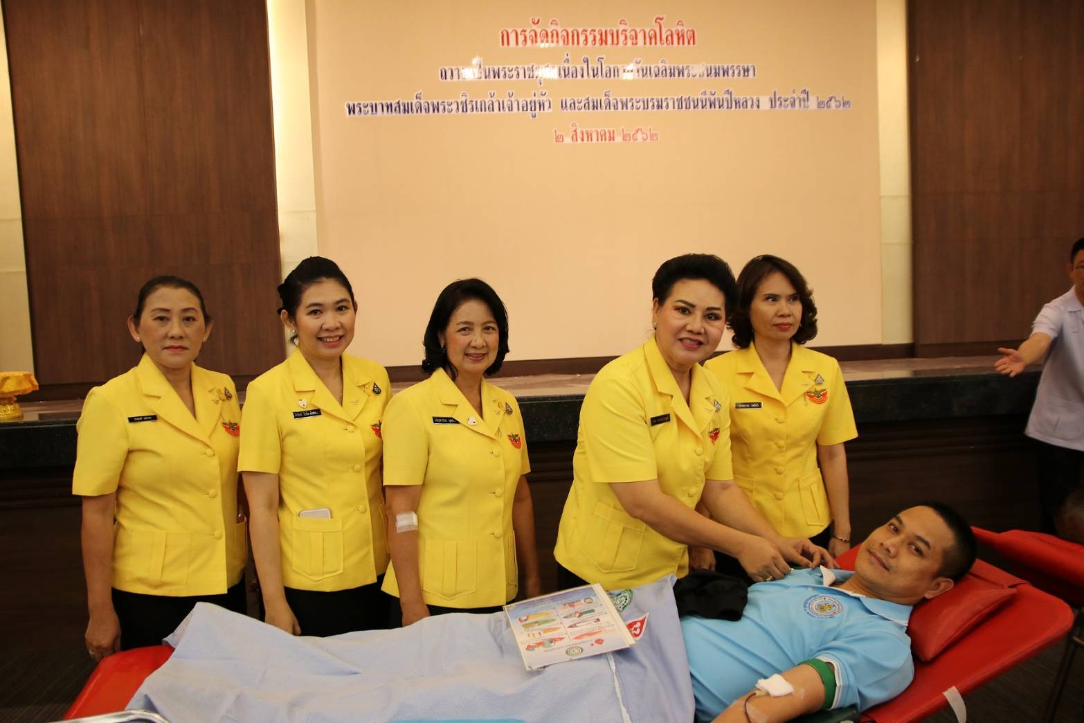 ๑๐๓ เมื่อวันศุกร์ที่ ๒ สิงหาคม ๒๕๖๒ คุณธนพร พฤกษาไพรบูลย์ เป็นผู้แทนนายกสมาคมภริยาฯ พร้อมด้วยคณะกรรมการฯ ร่วมกิจกรรมบริจาคโลหิตถวายเป็นพระราชกุศล เนื่องในโอกาสวันเฉลิมพระชนมพรรษา พระบาทสมเด็จพระวชิรเกล้าเจ้าอยู่หัว และพระบรมราชชนนีพันปีหลวง ประจำปี ๒๕๖๒