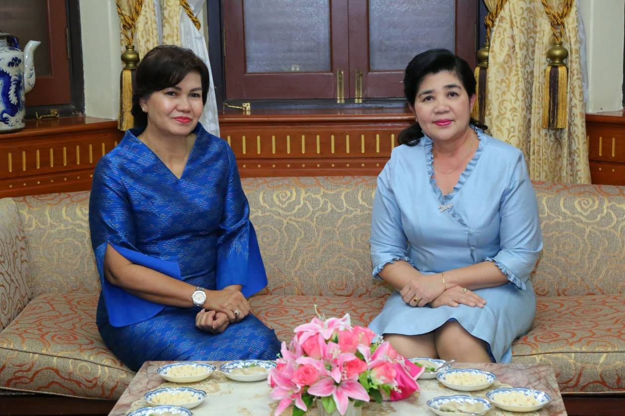 ๐๑๒ เมื่อวันที่ ๒๖​ ตุลาคม​ ๒๕๖๑ นายก​สมาคม​ภริยา​ฯพร้อมด้วย​คณะกรรม​การสมาคม​ฯ​ ให้การต้อนรับ​<...