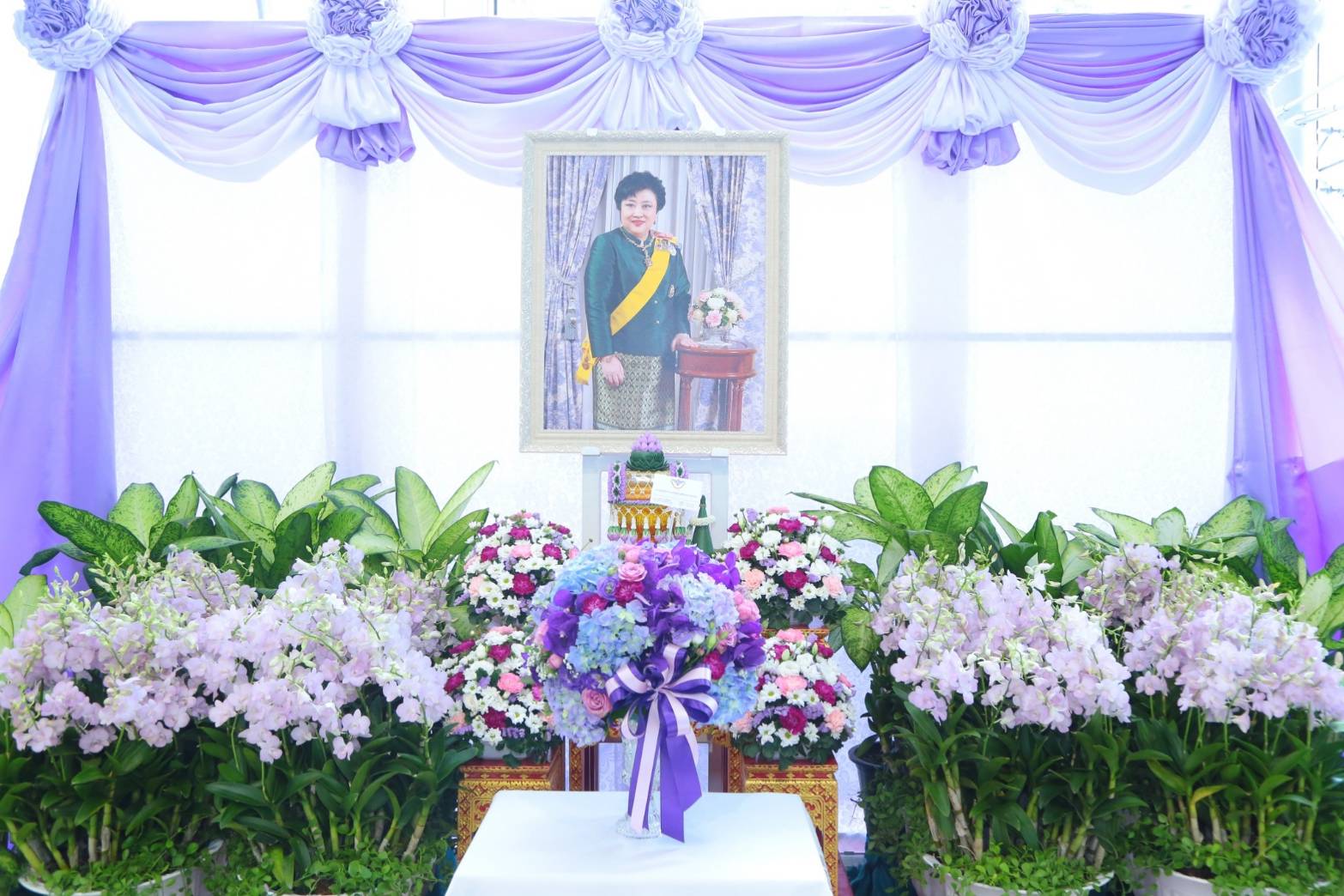 ๐๙๘ เมื่อวันที่ ๒๖ กรกฎาคม ๒๕๖๒ นายกสมาคมภริยาฯ พร้อมด้วยคณะกรรมการฯ ร่วมลงนามถวายพระพรชัยมงคลและ...