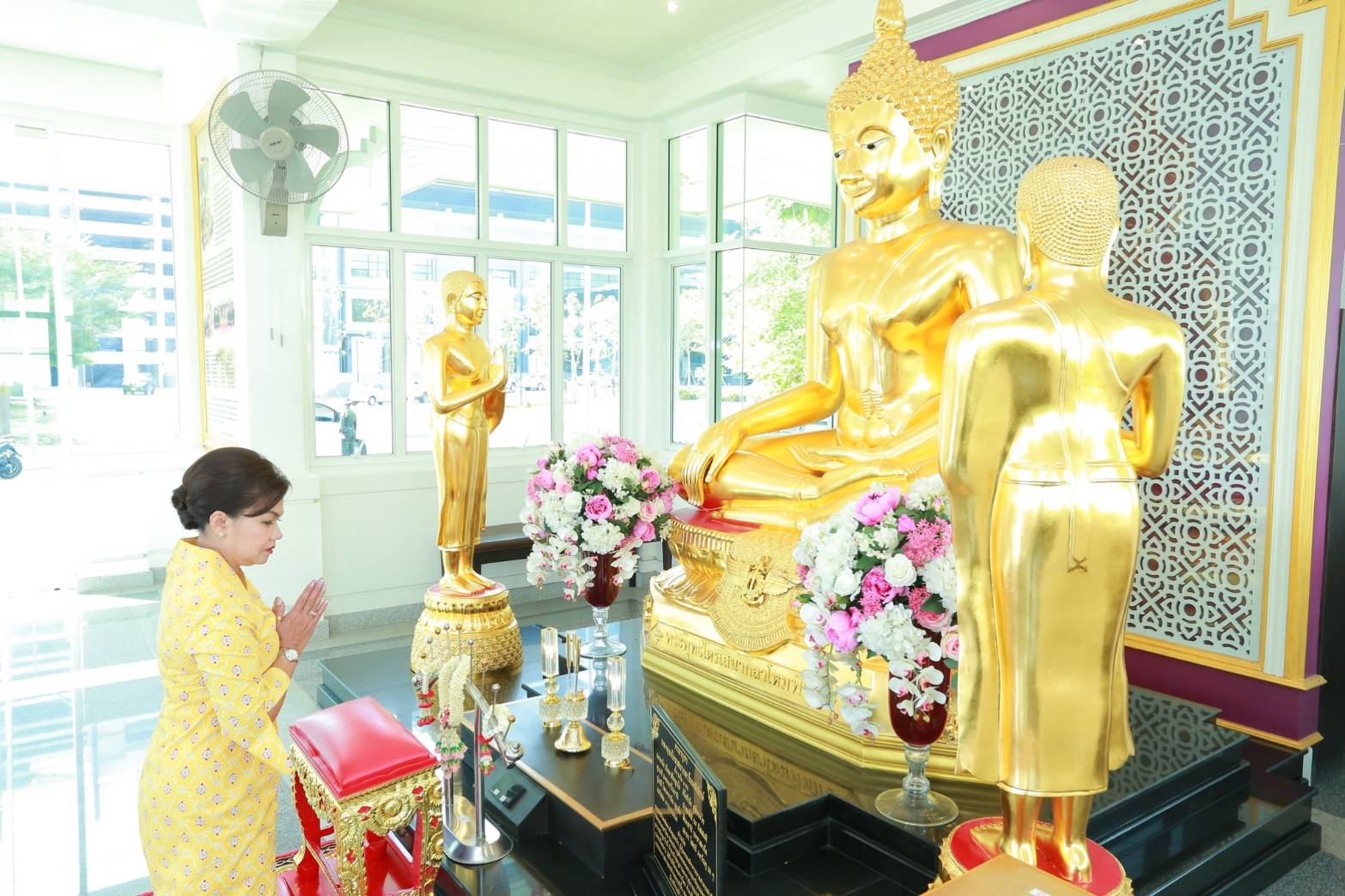 ๐๗๐ เมื่อวันที่ ๑๙ เมษายน ๒๕๖๒ นายกสมาคมภริยาฯ เป็นประธานในพิธีทำบุญที่ทำการสมาคมภริยา ข้าราชการสำนักงานปลัดกระทรวงกลาโหม และมอบของที่ระลึกแสดงความยินดีแด่คณะกรรมการสมาคมฯ ณ สมาคมภริยาข้าราชการสำนักงานปลัดกระทรวงกลาโหม (พื้นที่ศรีสมาน) จ.นนทบุรี