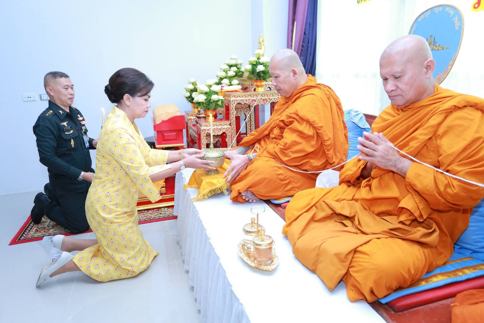 ๐๗๐ เมื่อวันที่ ๑๙ เมษายน ๒๕๖๒ นายกสมาคมภริยาฯ เป็นประธานในพิธีทำบุญที่ทำการสมาคมภริยา ข้าราชการสำนักงานปลัดกระทรวงกลาโหม และมอบของที่ระลึกแสดงความยินดีแด่คณะกรรมการสมาคมฯ ณ สมาคมภริยาข้าราชการสำนักงานปลัดกระทรวงกลาโหม (พื้นที่ศรีสมาน) จ.นนทบุรี