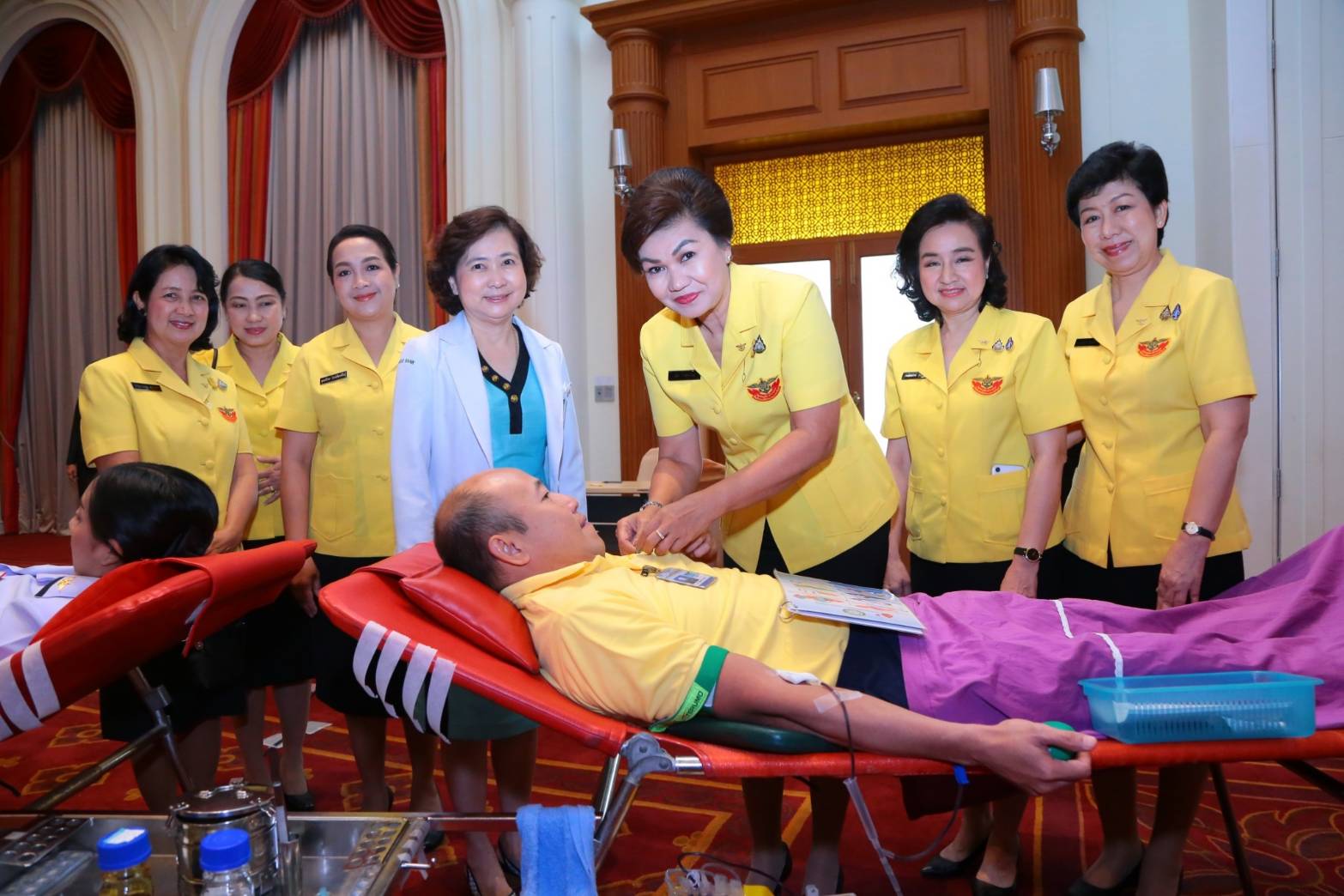 ๑๐๔ เมื่อวันที่ ๖ สิงหาคม ๒๕๖๒ คุณรมิดา อินทรเจริญ นายกสมาคมภริยาฯ พร้อมด้วยคณะกรรมการฯ ร่วมกิจกรรมบริจาคโลหิตถวายเป็นพระราชกุศล เนื่องในโอกาสวันเฉลิมพระชนมพรรษา พระบาทสมเด็จพระวชิรเกล้าเจ้าอยู่หัว และสมเด็จพระบรมราชชนนีพันปีหลวง ประจำปี ๒๕๖๒ ณ ห้องพินิตประชานาถ ในศาลาว่าการกลาโหม กรุงเทพฯ