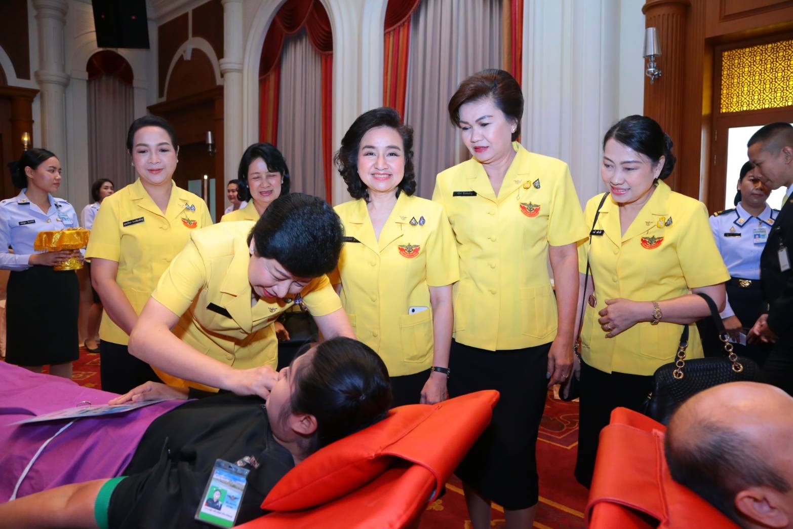 ๑๐๔ เมื่อวันที่ ๖ สิงหาคม ๒๕๖๒ คุณรมิดา อินทรเจริญ นายกสมาคมภริยาฯ พร้อมด้วยคณะกรรมการฯ ร่วมกิจกรรมบริจาคโลหิตถวายเป็นพระราชกุศล เนื่องในโอกาสวันเฉลิมพระชนมพรรษา พระบาทสมเด็จพระวชิรเกล้าเจ้าอยู่หัว และสมเด็จพระบรมราชชนนีพันปีหลวง ประจำปี ๒๕๖๒ ณ ห้องพินิตประชานาถ ในศาลาว่าการกลาโหม กรุงเทพฯ