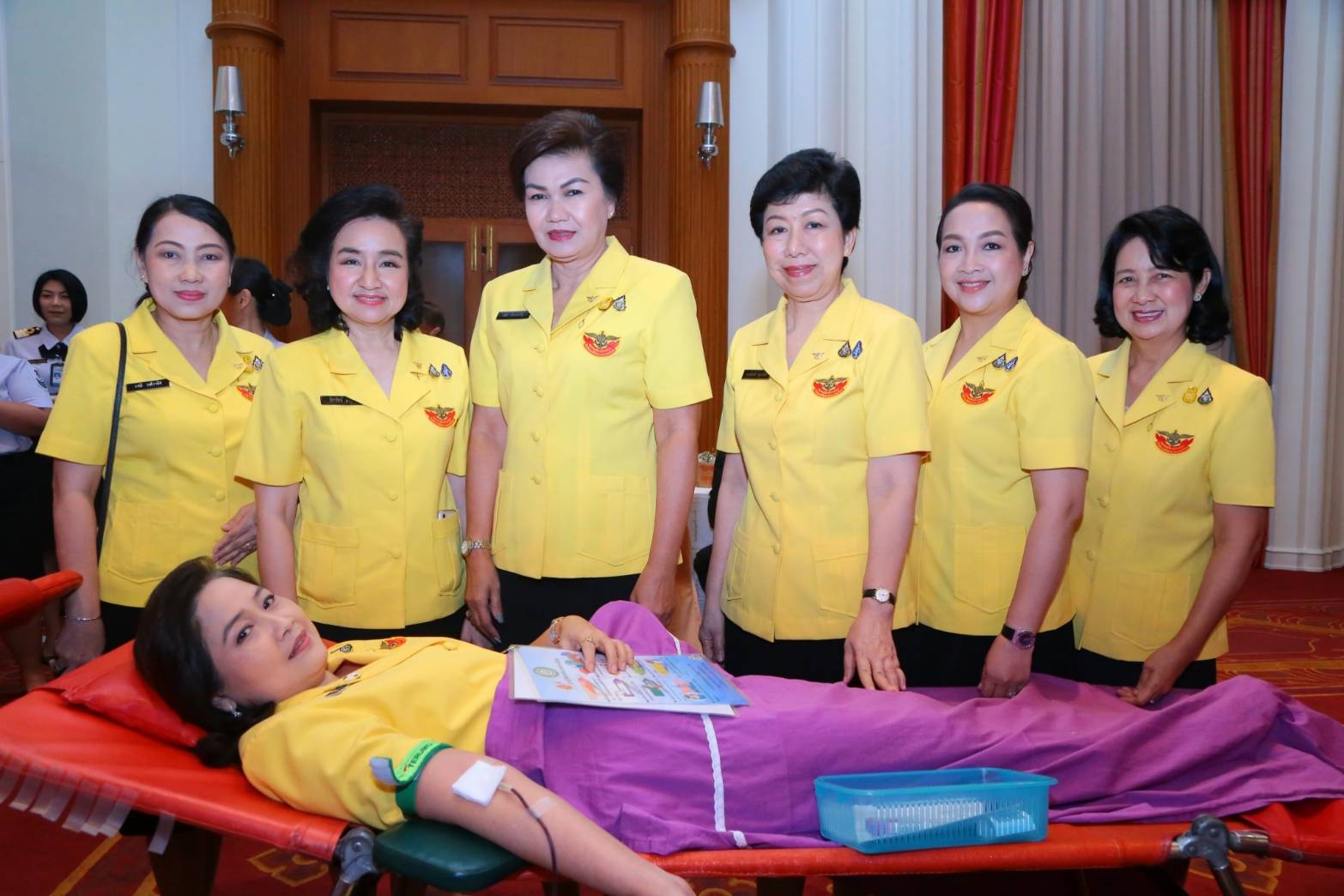 ๑๐๔ เมื่อวันที่ ๖ สิงหาคม ๒๕๖๒ คุณรมิดา อินทรเจริญ นายกสมาคมภริยาฯ พร้อมด้วยคณะกรรมการฯ ร่วมกิจกรรมบริจาคโลหิตถวายเป็นพระราชกุศล เนื่องในโอกาสวันเฉลิมพระชนมพรรษา พระบาทสมเด็จพระวชิรเกล้าเจ้าอยู่หัว และสมเด็จพระบรมราชชนนีพันปีหลวง ประจำปี ๒๕๖๒ ณ ห้องพินิตประชานาถ ในศาลาว่าการกลาโหม กรุงเทพฯ