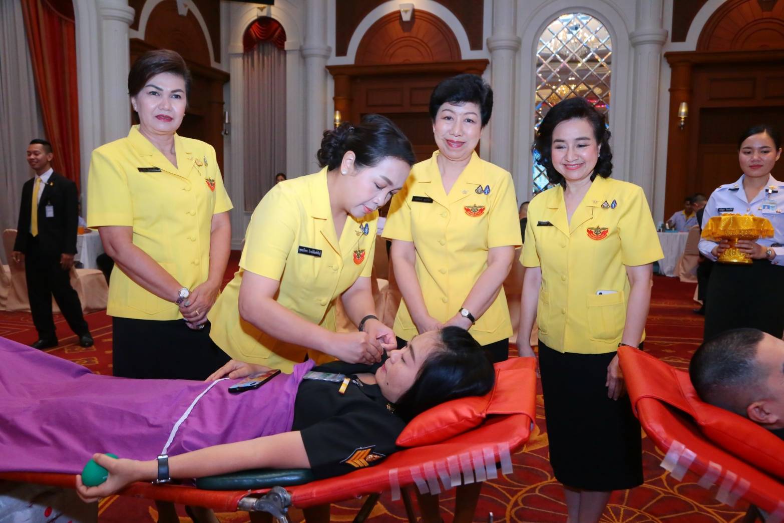 ๑๐๔ เมื่อวันที่ ๖ สิงหาคม ๒๕๖๒ คุณรมิดา อินทรเจริญ นายกสมาคมภริยาฯ พร้อมด้วยคณะกรรมการฯ ร่วมกิจกรรมบริจาคโลหิตถวายเป็นพระราชกุศล เนื่องในโอกาสวันเฉลิมพระชนมพรรษา พระบาทสมเด็จพระวชิรเกล้าเจ้าอยู่หัว และสมเด็จพระบรมราชชนนีพันปีหลวง ประจำปี ๒๕๖๒ ณ ห้องพินิตประชานาถ ในศาลาว่าการกลาโหม กรุงเทพฯ