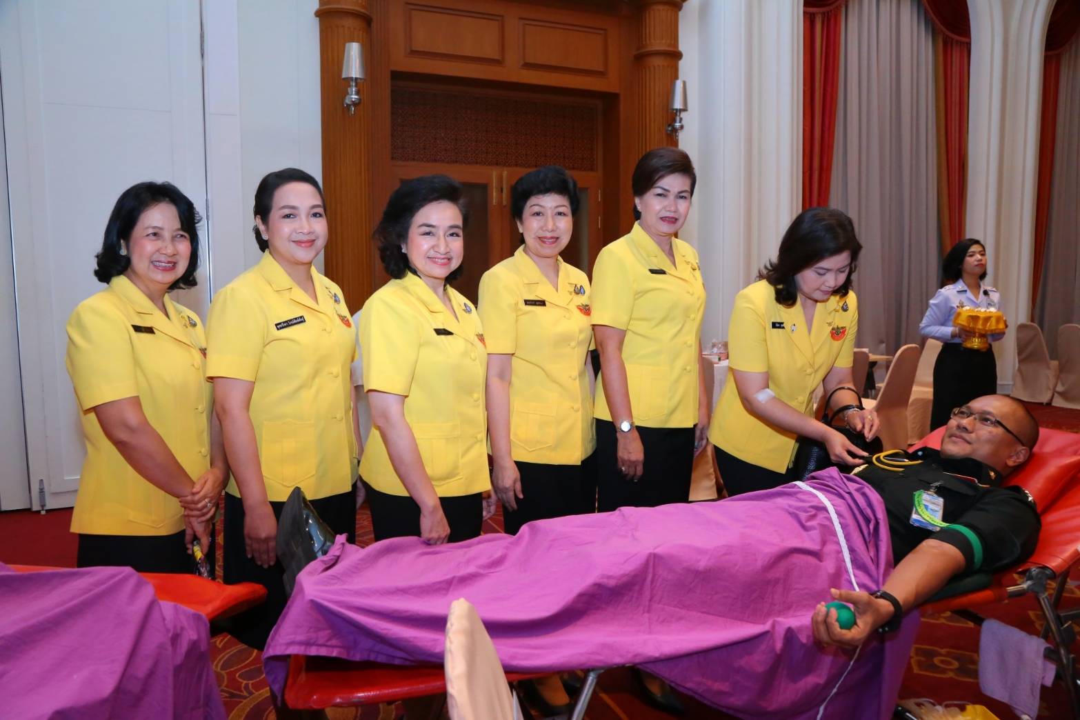 ๑๐๔ เมื่อวันที่ ๖ สิงหาคม ๒๕๖๒ คุณรมิดา อินทรเจริญ นายกสมาคมภริยาฯ พร้อมด้วยคณะกรรมการฯ ร่วมกิจกรรมบริจาคโลหิตถวายเป็นพระราชกุศล เนื่องในโอกาสวันเฉลิมพระชนมพรรษา พระบาทสมเด็จพระวชิรเกล้าเจ้าอยู่หัว และสมเด็จพระบรมราชชนนีพันปีหลวง ประจำปี ๒๕๖๒ ณ ห้องพินิตประชานาถ ในศาลาว่าการกลาโหม กรุงเทพฯ