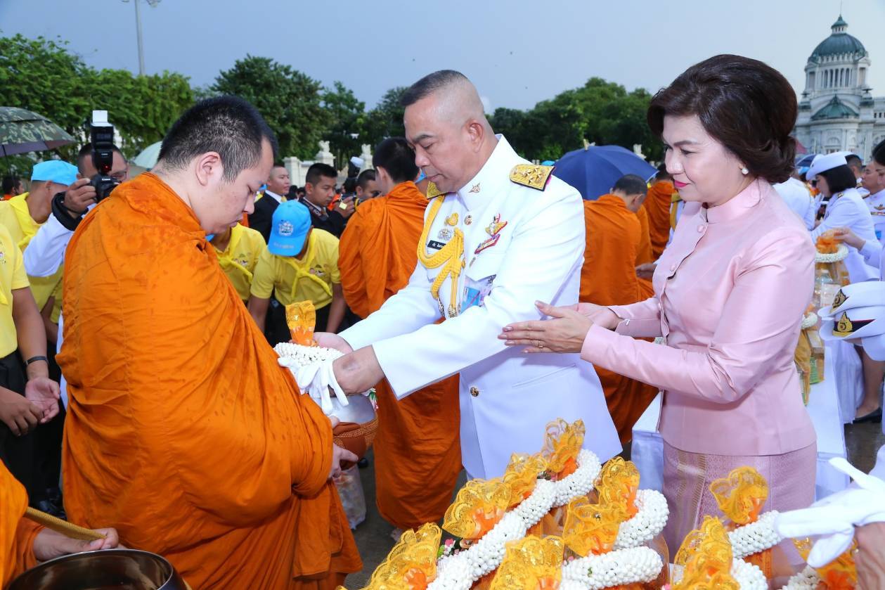 ๐๐๘ เมื่อวันที่ ๒๓ ตุลาคม ๒๕๖๑ นายกสมาคมภริยาฯ พร้อมด้วยคณะกรรมการสมาคมฯ ร่วมพิธีวางพวงมาลาถวายราชสักการะ พระบรมราชานุสรณ์ พระบาทสมเด็จพระจุลจอมเกล้าเจ้าอยู่หัว ณ พระลานพระราชวังดุสิต และพระบรมราชานุสาวรีย์ พระบาทสมเด็จพระจุลจอมเกล้าเจ้าอยู่หัว ณ สำนักงานปลัดกระทรวงกลาโหม (พื้นที่ถนนศรีสมาน) เนื่องในวันปิยมหาราช