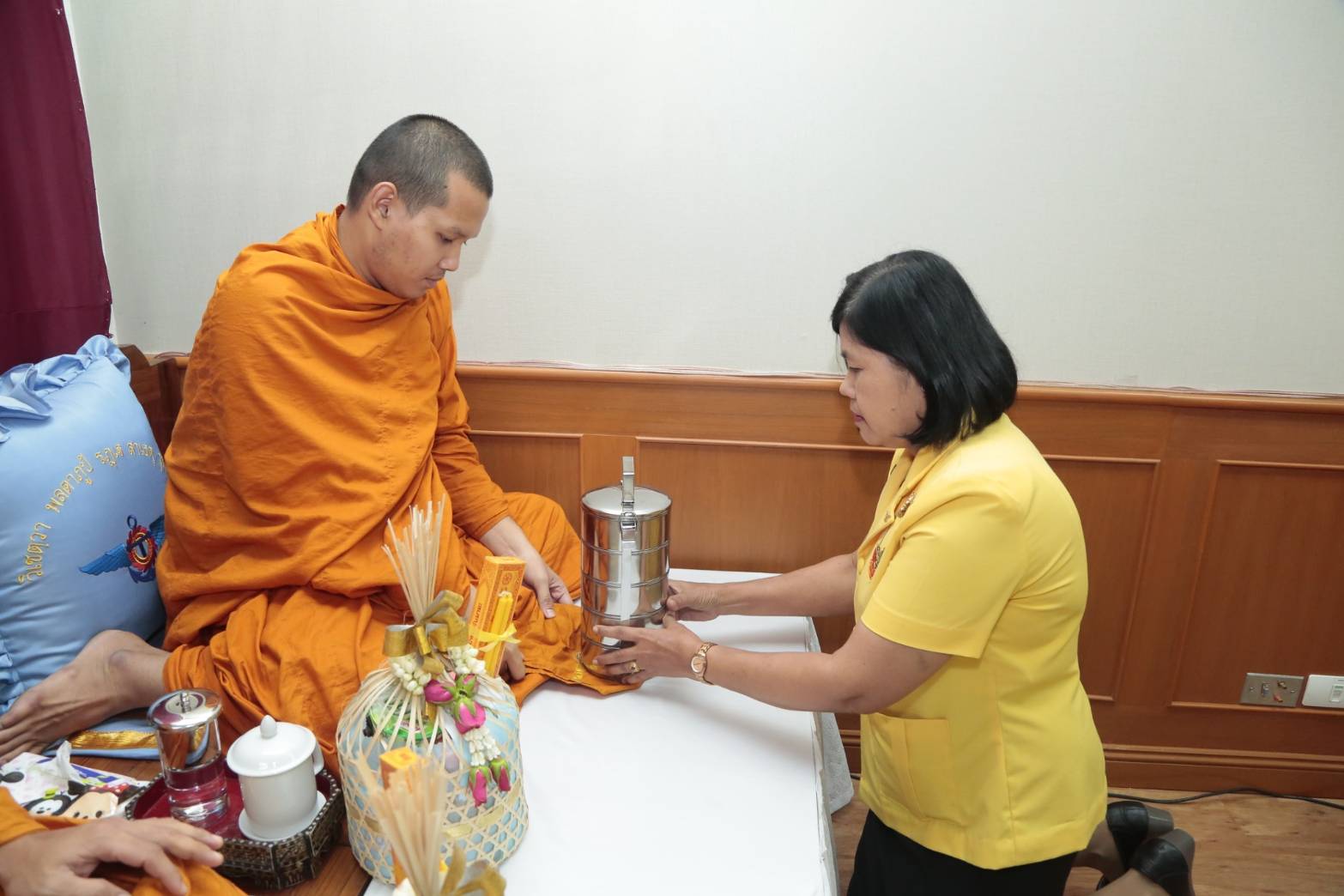 ๑๑๘ เมื่อวันที่ ๖ กันยายน ๒๕๖๒ คุณลออตา สายเพ็ชร เป็นผู้แทนนายกสมาคมภริยาฯ พร้อมด้วยคณะกรรมการฯ ร่วมงานวันคล้ายวันสถาปนา กรมการสรรพกำลังกลาโหม ครบรอบปีที่ ๒๙ ณ กรมการสรรพกำลังกลาโหม ชั้น ๔ อาคารสำนักงานปลัดกระทรวงกลาโหม (พื้นที่ถนนศรีสมาน)
