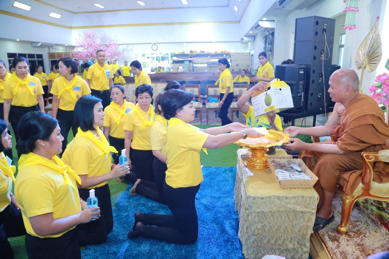 ๐๗๕ เมื่อวันที่ ๒ พฤษภาคม ๒๕๖๒ นายกสมาคมภริยาฯ นำคณะกรรมการฯ และข้าราชการ ลูกจ้าง พนักงานราชการ ร่วมทำกิจกรรมจิตอาสา เราทำความดี ด้วยหัวใจ เพื่อถวายเป็นพระราชกุศลเนื่องในโอกาสพระราชพิธีบรมราชาภิเษก ณ วัดพระบาทน้ำพุ และวัดถ้ำพิบูลธรรมคีรี
