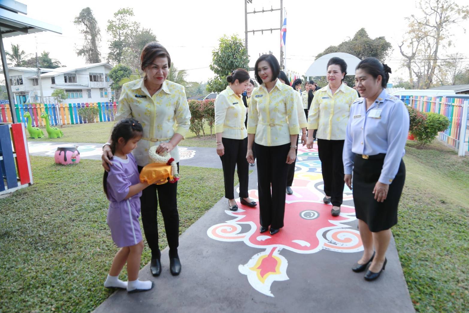 ๐๖๒ เมื่อวันที่ ๖ มีนาคม ๒๕๖๒ นายกสมาคมภริยาฯ พร้อมด้วยคณะกรรมการสมาคมฯ เดินทางไปตรวจเยี่ยมโครงการต่างๆของสมาคมฯ กรมการพลังงานทหาร ศูนย์การอุตสาหกรรมป้องกันประเทศและพลังงานทหาร อำเภอฝาง จังหวัดเชียงใหม่