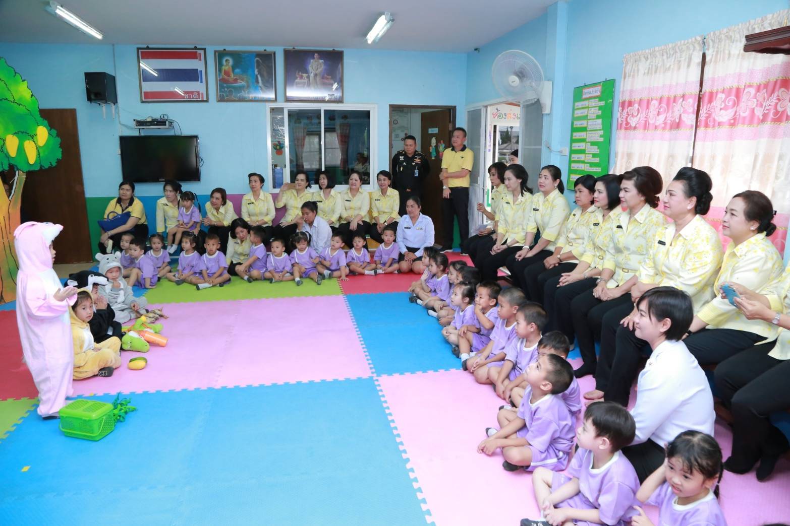 ๐๖๒ เมื่อวันที่ ๖ มีนาคม ๒๕๖๒ นายกสมาคมภริยาฯ พร้อมด้วยคณะกรรมการสมาคมฯ เดินทางไปตรวจเยี่ยมโครงการต่างๆของสมาคมฯ กรมการพลังงานทหาร ศูนย์การอุตสาหกรรมป้องกันประเทศและพลังงานทหาร อำเภอฝาง จังหวัดเชียงใหม่