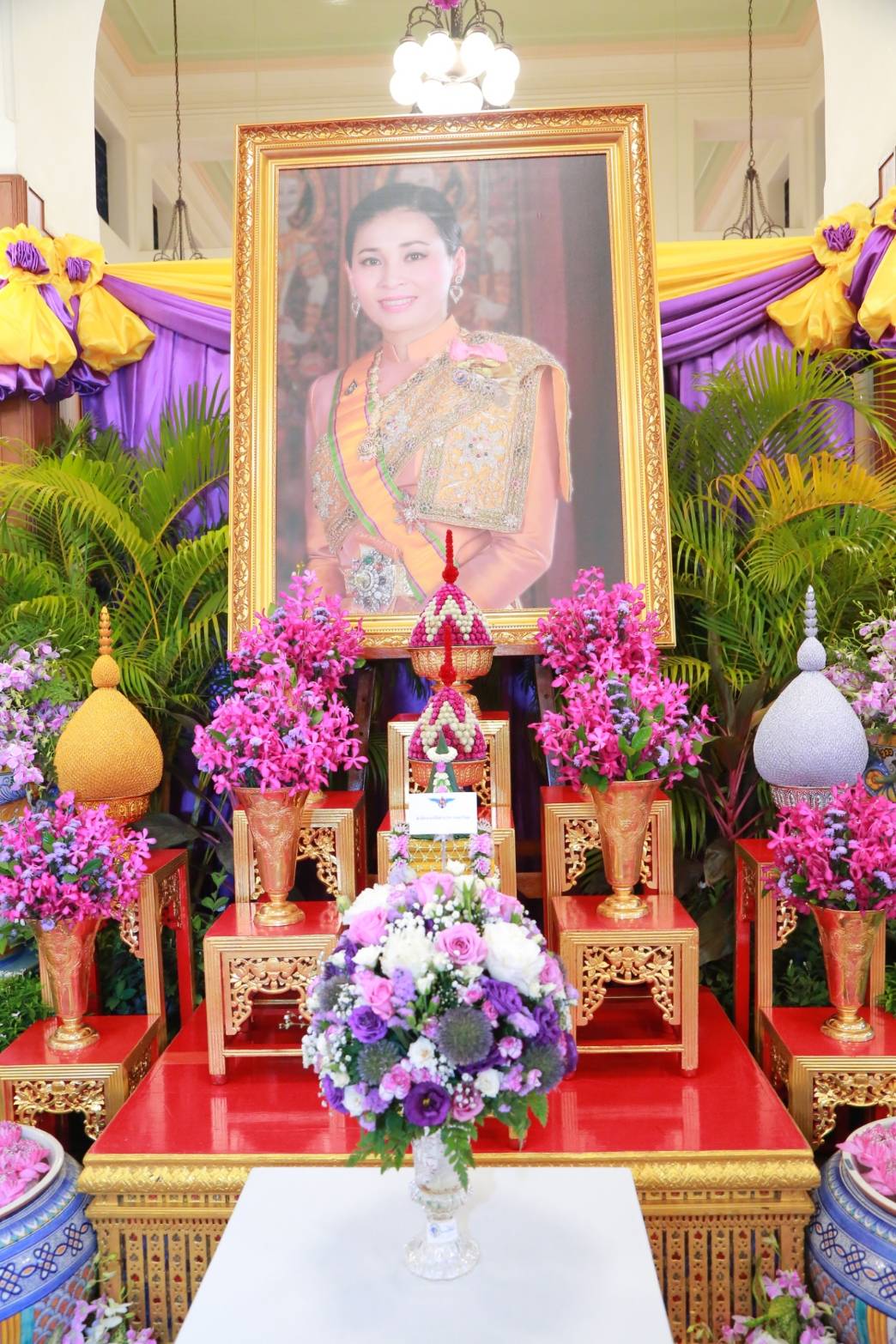 ๐๘๗ เมื่อวันที่ ๓ มิถุนายน ๒๕๖๒ พลเอก ณัฐ อินทรเจริญ ปลัดกระทรวงกลาโหม และคุณรมิดา อินทรเจริญ นายกสมาคมภริยาฯ พร้อมด้วยนายทหารชั้นผู้ใหญ่และภริยา ถวายแจกันดอกไม้สดและลงนามถวายพระพรชัยมงคล สมเด็จพระนางเจ้าฯ พระบรมราชินี เนื่องในโอกาสมหามงคลเฉลิมพระชนมพรรษา ๔๑ พรรษา เพื่อน้อมสำนึกในพระมหากรุณาธิคุณ และแสดงความจงรักภักดี ณ ศาลาสหทัยสมาคม ในพระบรมมหาราชวัง