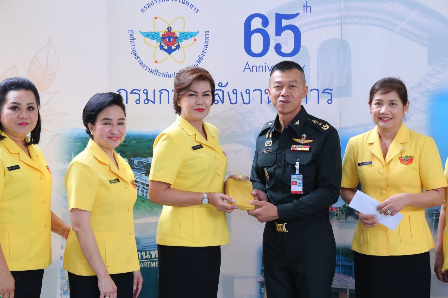 ๐๐๔ เมื่อวันที่ ๑๐ ตุลาคม ๒๕๖๑ นายกสมาคมภริยาฯ พร้อมด้วยคณะกรรมการฯ ร่วมงานวันคล้ายวันสถาปนา กรมการพลังงานทหาร ศูนย์การอุตสาหกรรมป้องกันประเทศและพลังงานทหาร ครบรอบปีที่ ๖๕ ณ ห้องโป่งทรายคำ ชั้น ๗ กรมการพลังงานทหาร ฯ เขตราชเทวี กรุงเทพฯ