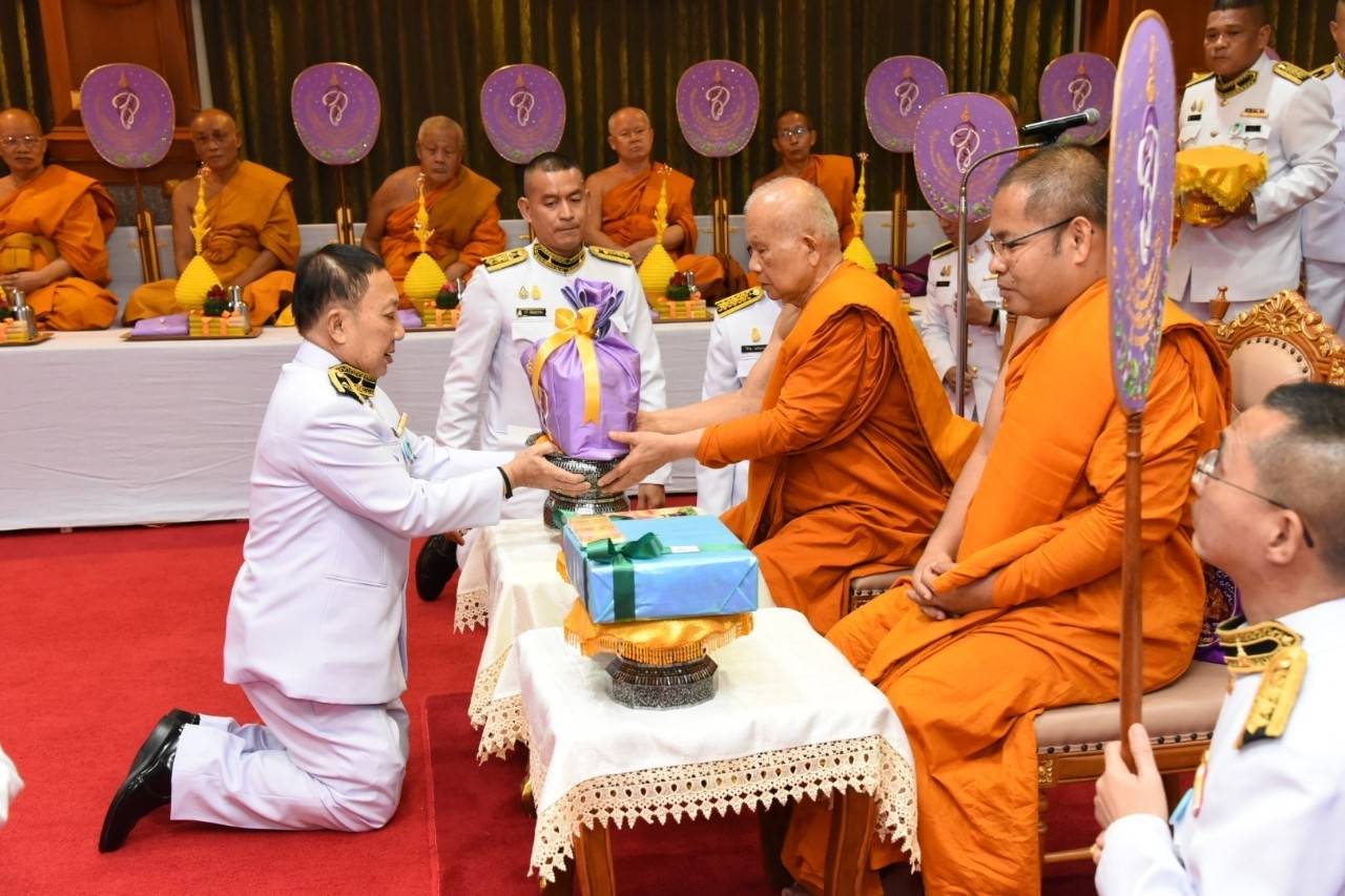 ๐๙๔ เมื่อวันที่ ๑๑ กรกฎาคม ๒๕๖๒ คุณยุคลธร เกษโกวิท อุปนายกสมาคมภริยาฯ เป็นผู้แทนนายกสมาคมฯ พร้อมด้วยคณะกรรมการฯ ร่วมพิธีบำเพ็ญพระกุศลถวายต้นเทียนพรรษา ซึ่งพระเจ้าวรวงศ์เธอ พระองค์เจ้าโสมสวลี กรมหมื่นสุทธนารีนาถ โปรดให้หม่อมราชวงศ์สมลาภ กิติยากร เป็นผู้แทนพระองค์ ในการบำเพ็ญพระกุศลถวายต้นเทียนพรรษา ณ วัดอาวุธวิกสิตาราม เขตบางพลัด กรุงเทพมหานคร