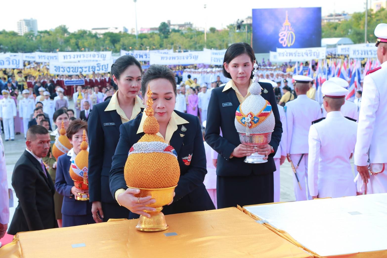 ๐๘๘ เมื่อวันที่ ๓ มิถุนายน ๒๕๖๒ คุณวณีย์ จำรัส เป็นผู้แทนนายกสมาคมภริยาฯพร้อมด้วยคณะกรรมการสมาคมฯ และสมาชิกวิสามัญฯ ร่วมเดินริ้วขบวน และจุดเทียนชัยถวายพระพร โดยมีคุณพุทธรักษา โรจน์พิมพ์พันธ์ุ เป็นผู้แทนนายกสมาคมฯ อัญเชิญเครื่องราชสักการะถวายพระพรชัยมงคล สมเด็จพระนางเจ้าฯ พระบรมราชินี เนื่องในโอกาสมหามงคลเฉลิมพระชนมพรรษา ๔๑ พรรษา ณ มลฑลพิธีท้องสนามหลวง