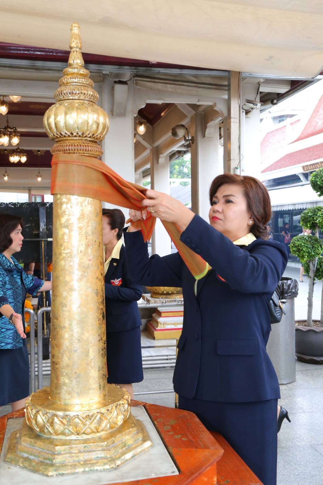 ๐๐๒ เมื่อวันที่ ๙ ตุลาคม ๒๕๖๑ นายกสมาคมภริยาฯ นำคณะกรรมการสมาคมฯสักการะสิ่งศักดิ์สิทธิ์ ณ สมาคมภริยาฯ กรมการพลังงานทหารฯ, ศาลหลักเมือง และในศาลาว่าการกลาโหม เนื่องในโอกาสเข้ารับตำแหน่งใหม่