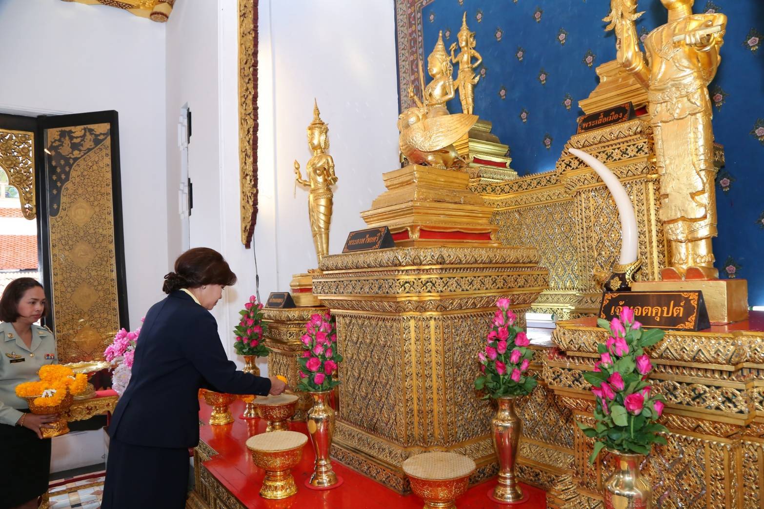 ๐๐๒ เมื่อวันที่ ๙ ตุลาคม ๒๕๖๑ นายกสมาคมภริยาฯ นำคณะกรรมการสมาคมฯสักการะสิ่งศักดิ์สิทธิ์ ณ สมาคมภริยาฯ กรมการพลังงานทหารฯ, ศาลหลักเมือง และในศาลาว่าการกลาโหม เนื่องในโอกาสเข้ารับตำแหน่งใหม่
