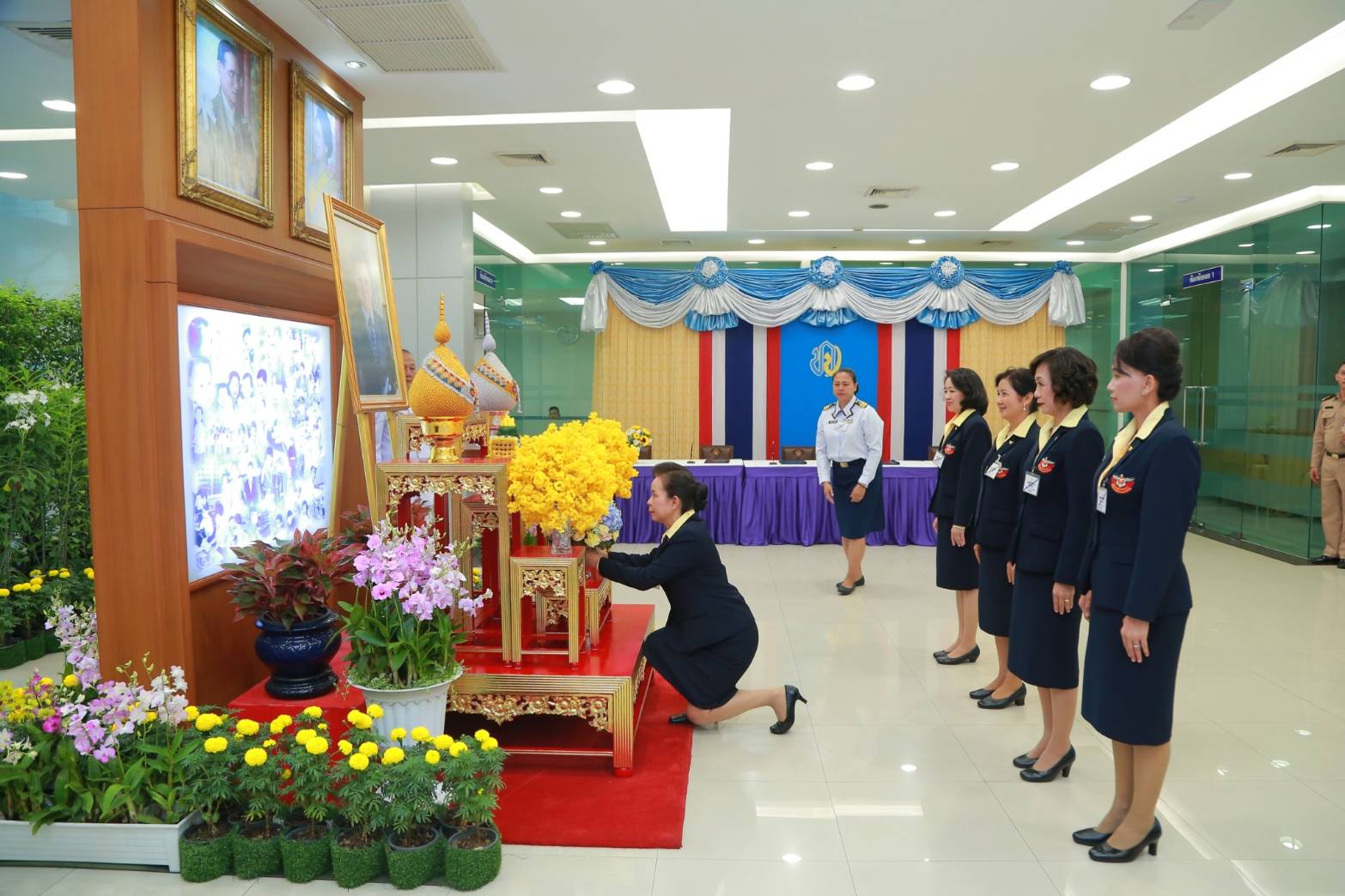 ๐๗๔ เมื่อวันที่ ๒๙ เมษายน ๒๕๖๒ คุณกาญจนา พิพิธวณิชการ เป็นผู้แทนนายกสมาคมภริยาฯ พร้อมด้วยคณะกรรมการฯ ร่วมพิธีทอดถวายแจกันดอกไม้สดและลงนามถวายพระพร เนื่องในโอกาสวันคล้ายวันประสูติ พระเจ้าหลานเธอ พระองค์เจ้าทีปังกรรัศมีโชติ ณ พระที่นั่งอัมพรสถาน