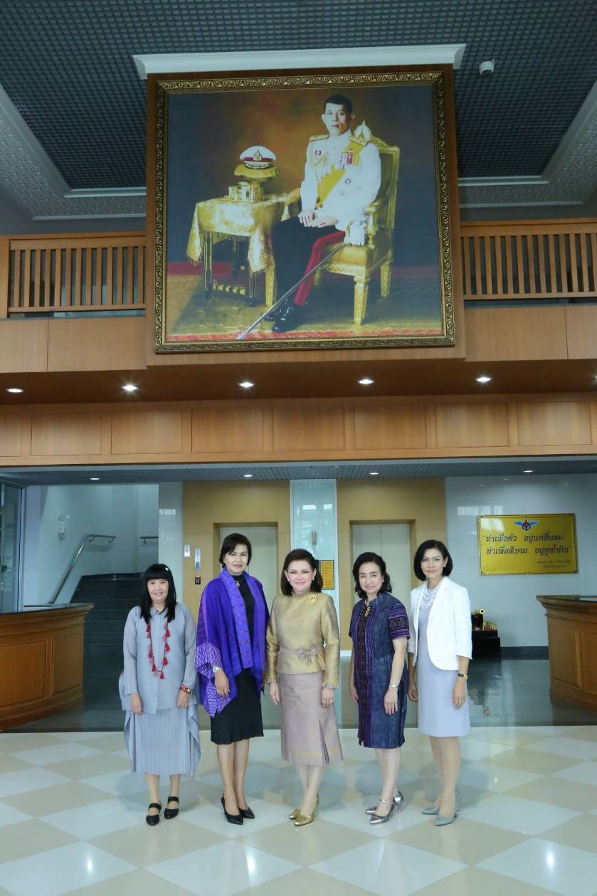 ๐๐๗ เมื่อวันที่ ๒๒ ตุลาคม ๒๕๖๑ นายกสมาคมภริยาฯ นำคณะกรรมการสมาคมฯ เข้าพบคุณผ่องพรรณ จันทร์โอชา อดีตนายกสมาคมฯ ณ ห้องรับรองแขกต่างประเทศ ชั้น M อาคารสำนักงานปลัดกระทรวงกลาโหม(พื้นที่ถนนศรีสมาน)