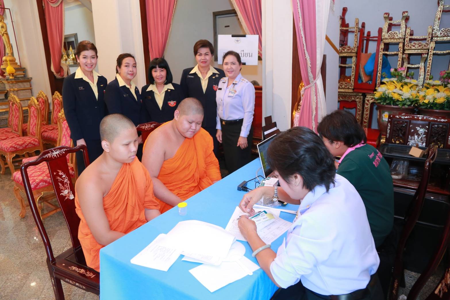 ๐๗๓ เมื่อวันอังคารที่ ๒๓ เมษายน ๒๕๖๒ นายกสมาคมภริยาฯ พร้อมด้วยคณะกรรมการสมาคมฯ ร่วมกิจกรรมบริบาลพระภิกษุสงฆ์และกิจกรรมจิตอาสา ซึ่งสมาคมฯร่วมกับสนพ.สสน.สป.จัดขึ้นเพื่อเฉลิมพระเกียรติสมเด็จพระเจ้าอยู่หัวมหาวชิราลงกรณ บดินทรเทพยวรางกูร เนื่องในโอกาสพระราชพิธีบรมราชาภิเษก ณ วัดสุทัศนเทพวรารามราชวรมหาวิหาร กรุงเทพฯ