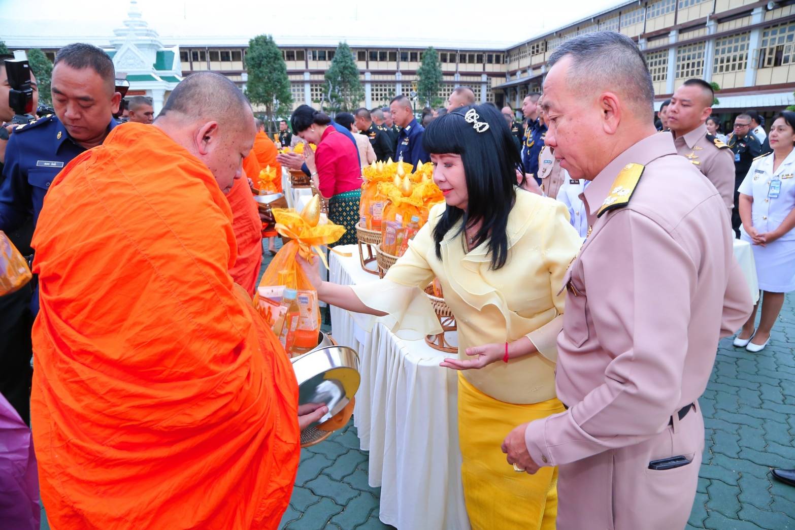๐๔๒ เมื่อวันที่ ๔ มกราคม ๒๕๖๒ นายกสมาคมภริยาฯ พร้อมด้วยคณะกรรมการฯ ร่วมพิธีทำบุญตักบาตรเนื่องในเทศกาลวันขึ้นปีใหม่ พุทธศักราช ๒๕๖๒ ถวายเป็นพระราชกุศลแด่ สมเด็จพระเจ้าอยู่หัวมหาวชิราลงกรณ บดินทรเทพยวรางกูร และเพื่อความเป็นสิริมงคลแก่กำลังพล สังกัด สป. ณ ลานอเนกประสงค์ ในศาลาว่าการกลาโหม กรุงเทพฯ