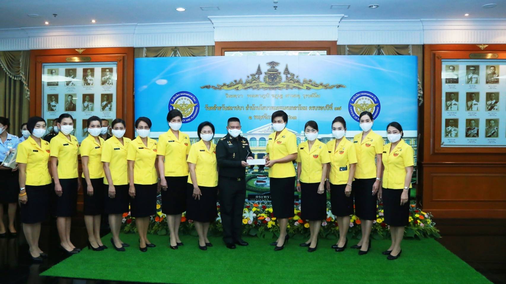 ๐๑๒ เมื่อวันพฤหัสบดีที่ ๕ พฤศจิกายน ๒๕๖๓ คุณรมิดา อินทรเจริญ นายกสมาคมภริยาข้าราชการสำนักงานปลัดกระทรวงกลาโหม พร้อมด้วยคณะกรรมการสมาคมฯ ร่วมงานวันที่ระลึกคล้ายวันสถาปนาสำนักนโยบายและแผนกลาโหม