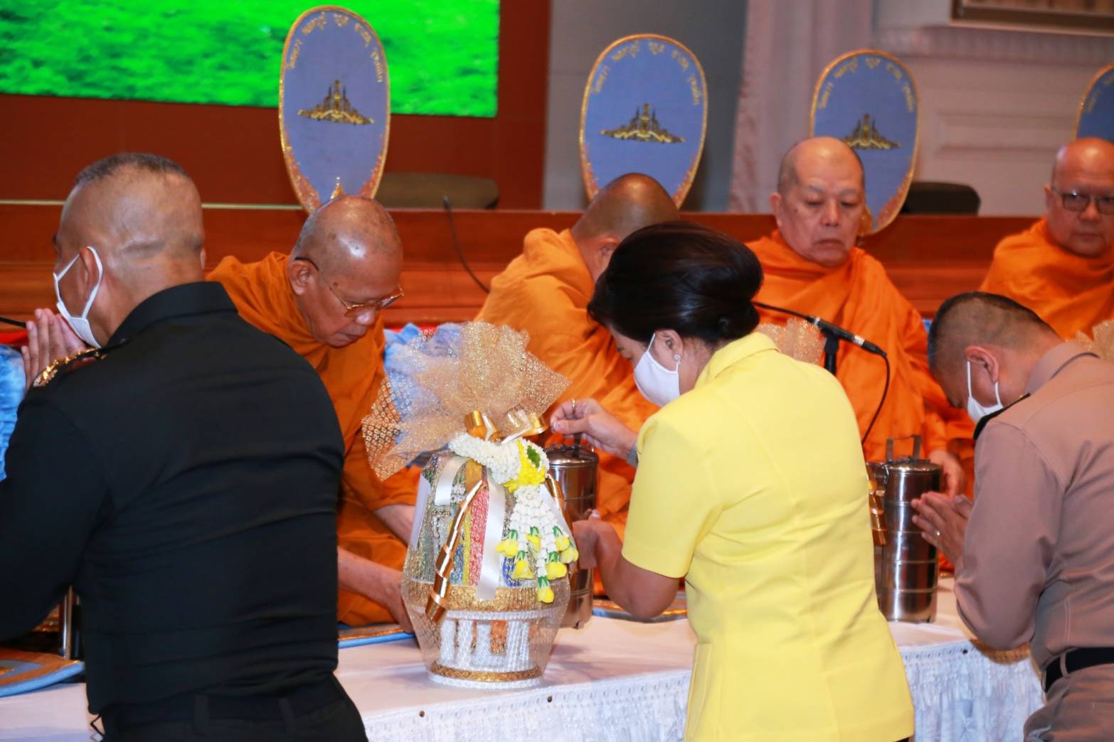 ๐๑๒ เมื่อวันพฤหัสบดีที่ ๕ พฤศจิกายน ๒๕๖๓ คุณรมิดา อินทรเจริญ นายกสมาคมภริยาข้าราชการสำนักงานปลัดกระทรวงกลาโหม พร้อมด้วยคณะกรรมการสมาคมฯ ร่วมงานวันที่ระลึกคล้ายวันสถาปนาสำนักนโยบายและแผนกลาโหม