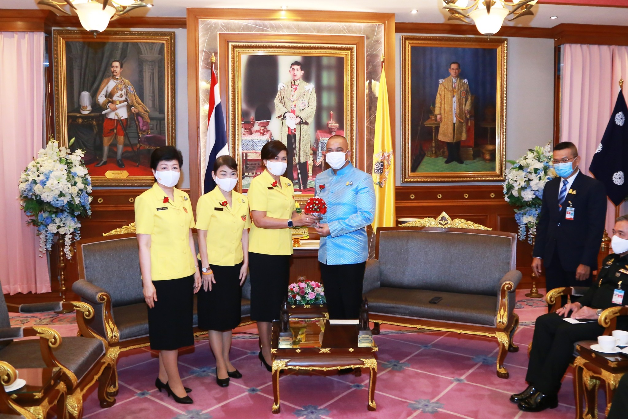 ๐๔๐ นายกสมาคมภริยาข้าราชการสำนักงานปลัดกระทรวงกลาโหม พร้อมด้วยอุปนายก และกรรมการสมาคมฯ ออกจำหน่ายดอกป๊อปปี้จากมูลนิธิสงเคราะห์ครอบครัวทหารผ่านศึก