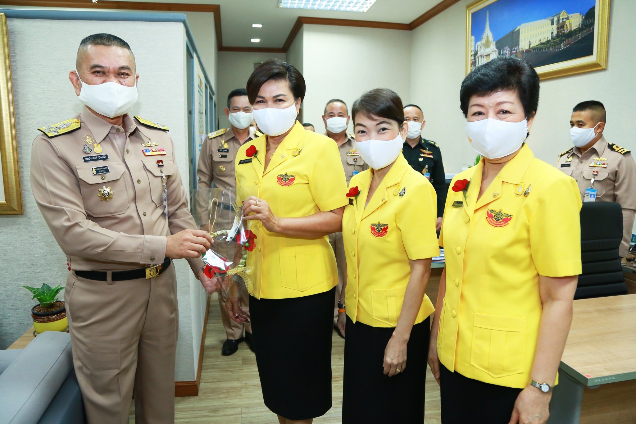 ๐๔๐ นายกสมาคมภริยาข้าราชการสำนักงานปลัดกระทรวงกลาโหม พร้อมด้วยอุปนายก และกรรมการสมาคมฯ ออกจำหน่ายดอกป๊อปปี้จากมูลนิธิสงเคราะห์ครอบครัวทหารผ่านศึก