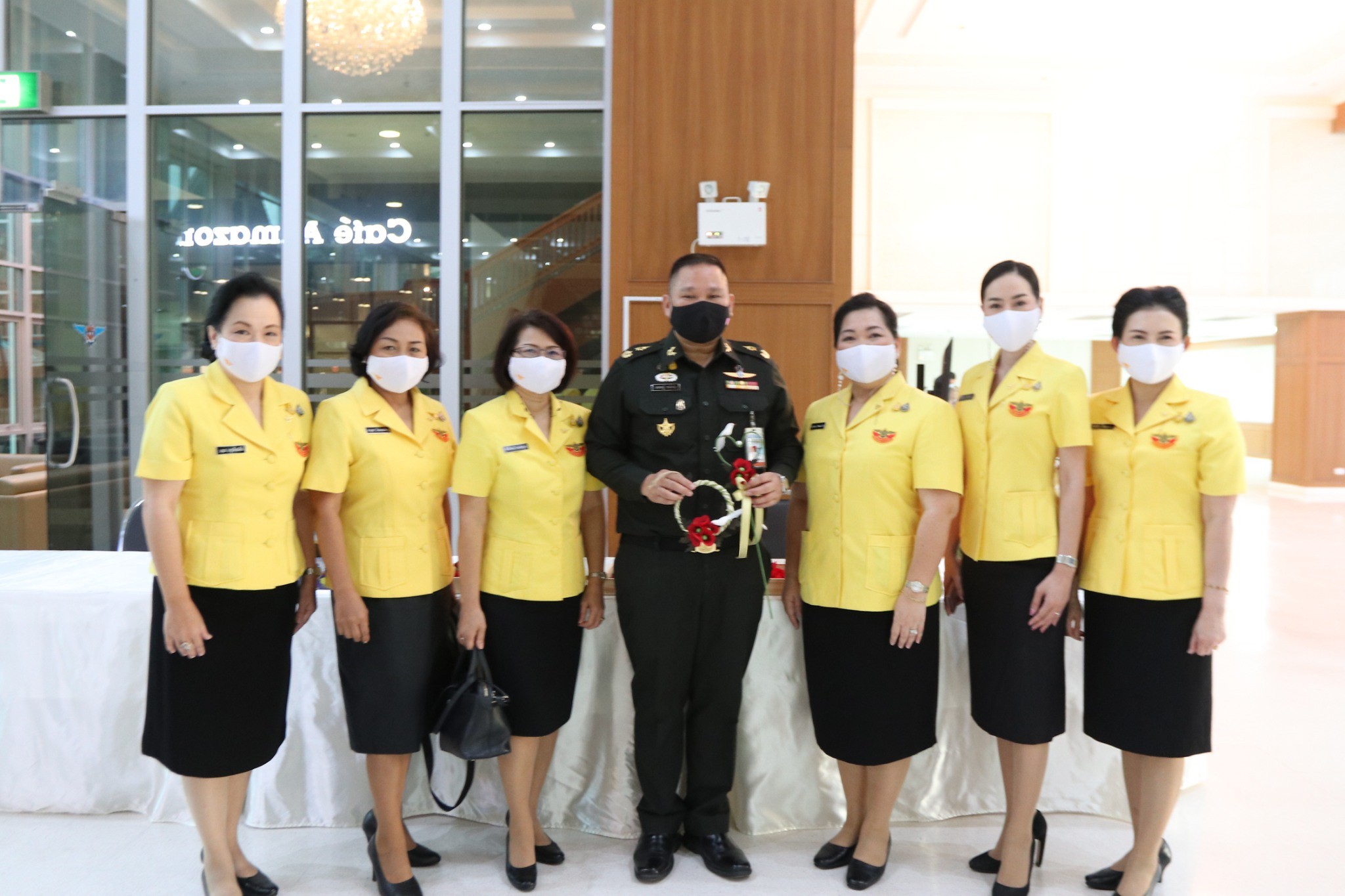 ๐๔๐ นายกสมาคมภริยาข้าราชการสำนักงานปลัดกระทรวงกลาโหม พร้อมด้วยอุปนายก และกรรมการสมาคมฯ ออกจำหน่ายดอกป๊อปปี้จากมูลนิธิสงเคราะห์ครอบครัวทหารผ่านศึก