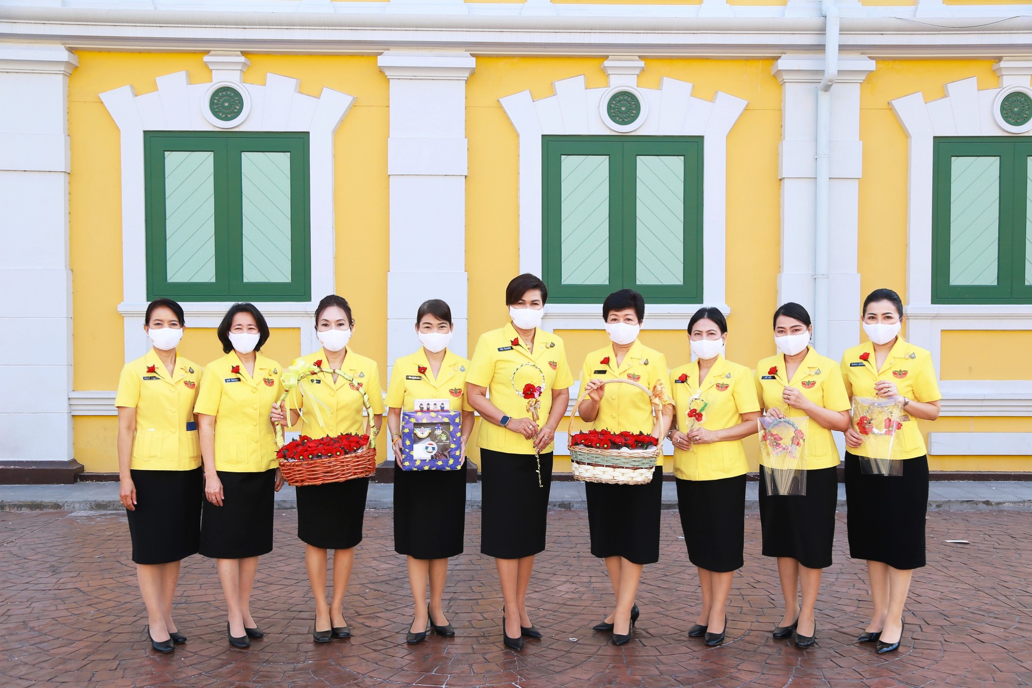 ๐๔๐ นายกสมาคมภริยาข้าราชการสำนักงานปลัดกระทรวงกลาโหม พร้อมด้วยอุปนายก และกรรมการสมาคมฯ ออกจำหน่ายดอกป๊อปปี้จากมูลนิธิสงเคราะห์ครอบครัวทหารผ่านศึก