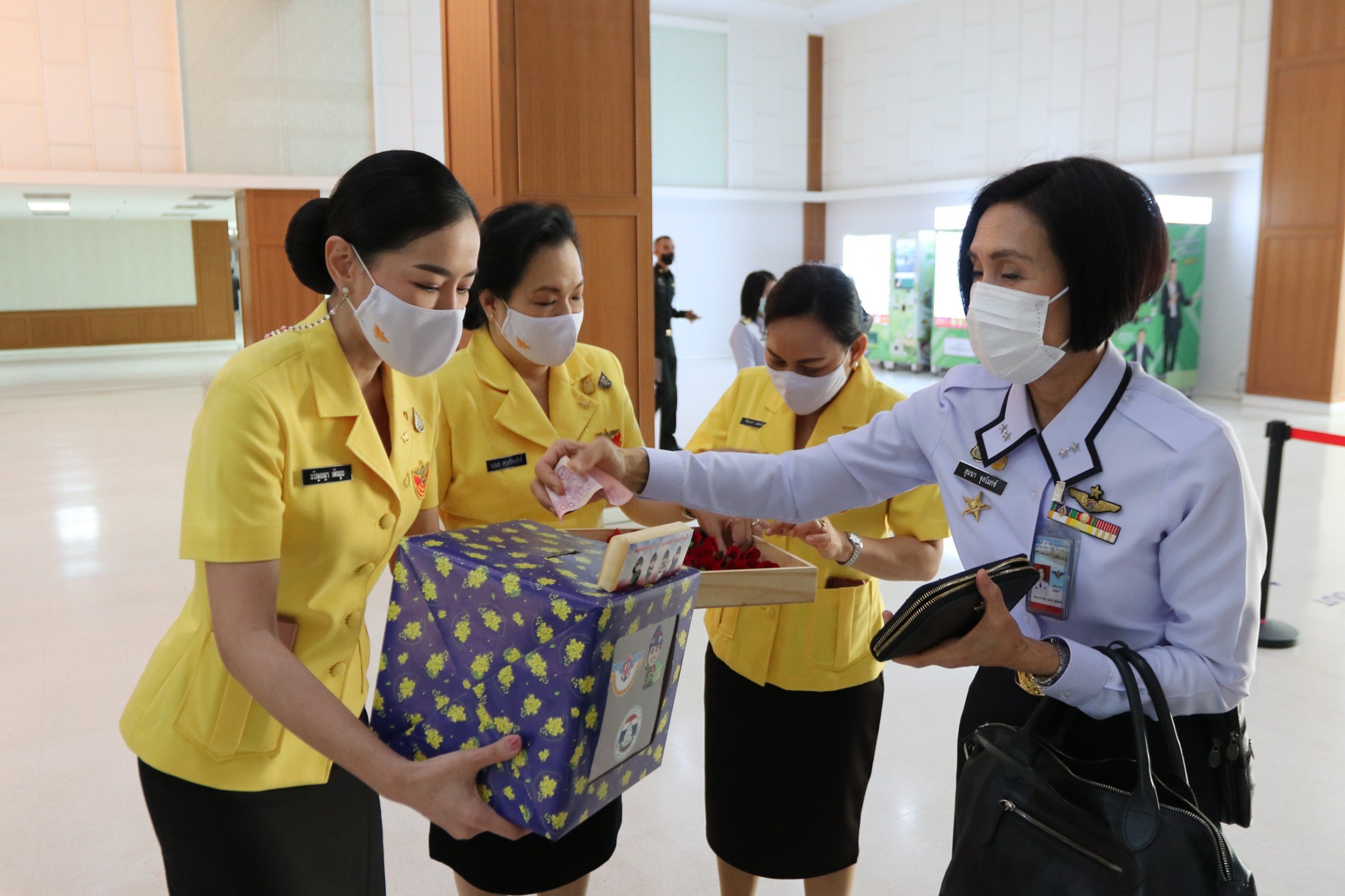 ๐๔๐ นายกสมาคมภริยาข้าราชการสำนักงานปลัดกระทรวงกลาโหม พร้อมด้วยอุปนายก และกรรมการสมาคมฯ ออกจำหน่ายดอกป๊อปปี้จากมูลนิธิสงเคราะห์ครอบครัวทหารผ่านศึก