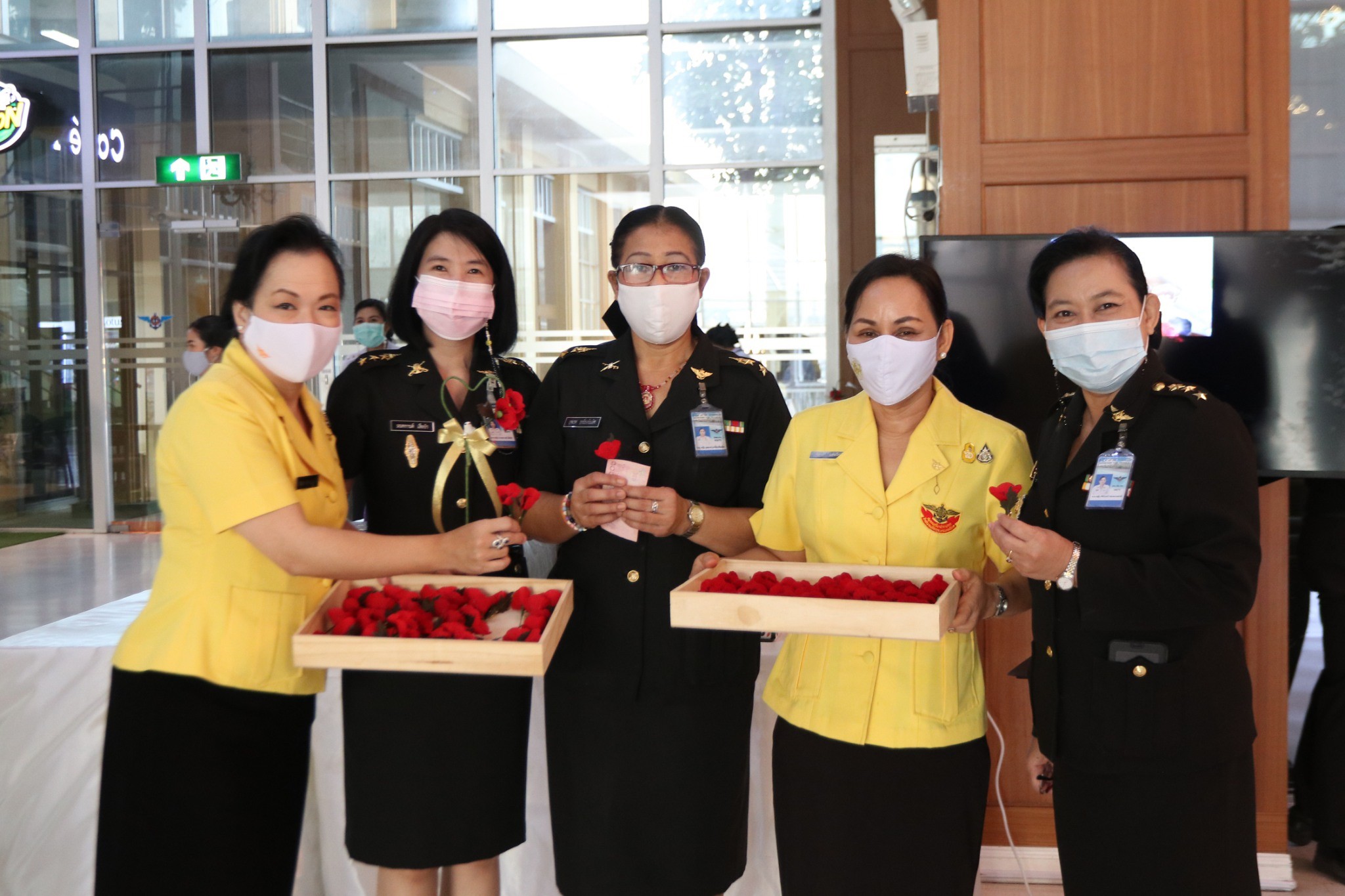 ๐๔๐ นายกสมาคมภริยาข้าราชการสำนักงานปลัดกระทรวงกลาโหม พร้อมด้วยอุปนายก และกรรมการสมาคมฯ ออกจำหน่ายดอกป๊อปปี้จากมูลนิธิสงเคราะห์ครอบครัวทหารผ่านศึก