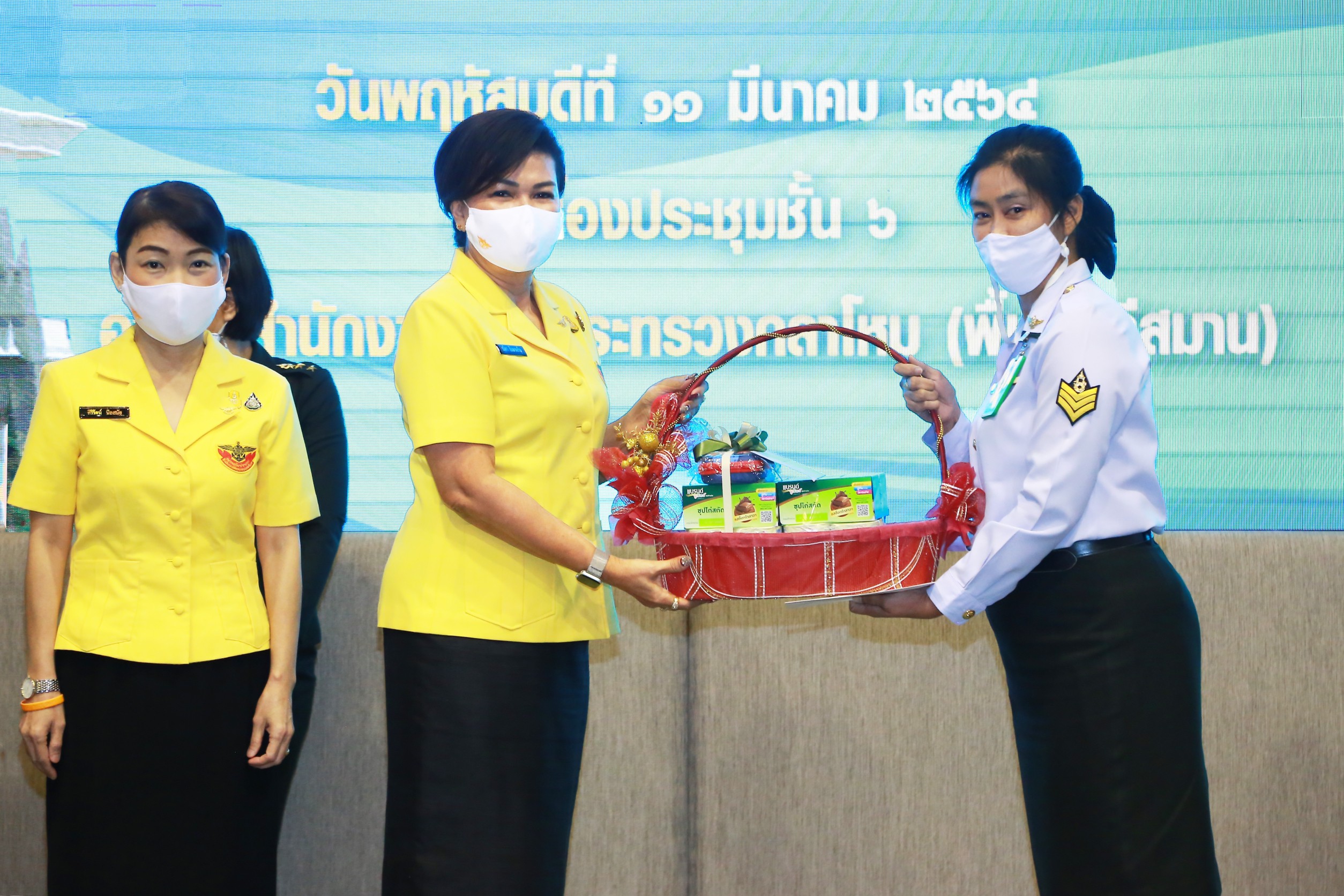 ๐๔๔ นายกสมาคมฯ ได้มอบเงินช่วยเหลือพร้อมกับสิ่งของจำเป็นที่ต้องใช้ในชีวิตประจำวัน เพื่อเป็นขวัญและกำลังใจให้กับผู้ปกครองของบุตรที่มีความต้องการพิเศษ ภายใต้โครงการ “สายใยรักษ์เพื่อคนพิเศษ”