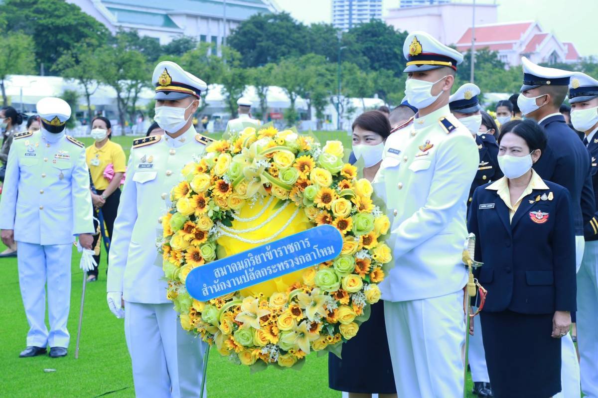 ๐๐๖ อุปนายกสมาคมภริยาข้าราชการสำนักงานปลัดกระทรวงกลาโหม เป็นผู้แทนนายกสมาคมฯ ร่วมพิธีวางพวงมาลาน้อมรำลึกในพระมหากรุณาธิคุณ