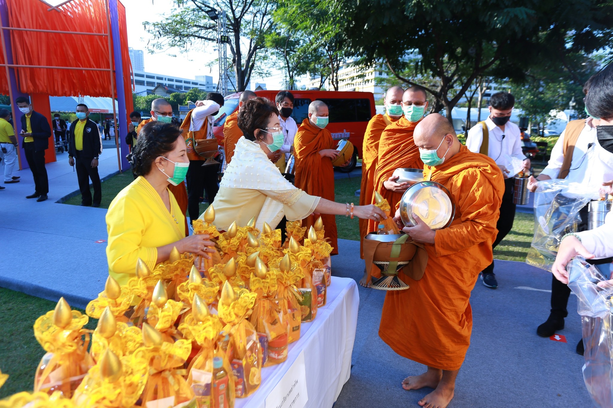 ๐๒๘ คณะกรรมการสมาคมฯ เข้าร่วมพิธีทำบุญตักบาตรและพิธีสวดพระพุทธมนต์ถวายเป็นพระราชกุศลแด่พระบาทสมเด็จพระบรมชนกาธิเบศร มหาภูมิพลอดุลยเดชมหาราช บรมนาถบพิตร